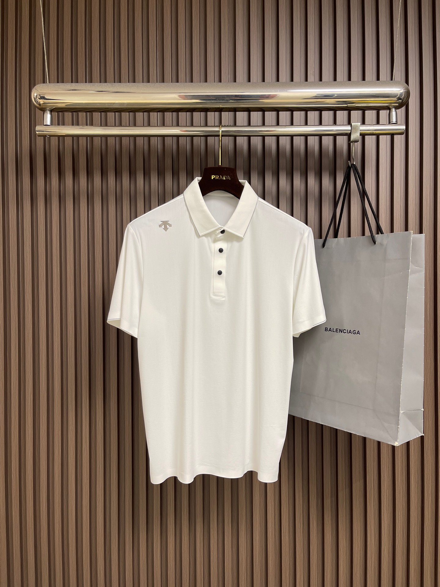 NO:950624,Desante  The 2026SS new sports POLO shirt has excellent moisture absorption and quick-drying properties. After exercise or sweating, sweat can be quickly absorbed and evaporated quickly, keeping the body dry all the time. It not only reduces the friction of clothing on the skin, but also brings a smart and close-fitting wearing experience, making it comfortable no matter how intense the activity is. Classic  The style is simple yet fashionable. It can be easily worn whether it is worn to enjoy a cozy weekend or to attend a business occasion. The exquisite 3D three-dimensional laminated logo on the chest highlights the quality and style. Two colors are available to meet different personal needs. Descente ice silk is an indispensable fashion item in the summer wardrobe.  Size M-3XL,,19860909Descente迪桑特 2026SS新款运动POLO衫,它的吸湿速干性能十分出色,运动或出汗后,汗水能迅速被吸收并快速蒸发,始终保持身体干爽.不仅减少了衣物对皮肤的摩擦,还带来灵动贴身的穿着体验,活动再剧烈也舒适自在.经典的版型简约又不失时尚,无论是搭配享受惬意周末,还是换上出席商务场合,都能轻松驾驭.胸前精致的3D立体压胶logo,彰显品质与格调.两色可选,满足不同个性需求.迪桑特冰丝,是夏日衣橱不可或缺的时尚单品. 尺码M-3XL,,,Men's clothing