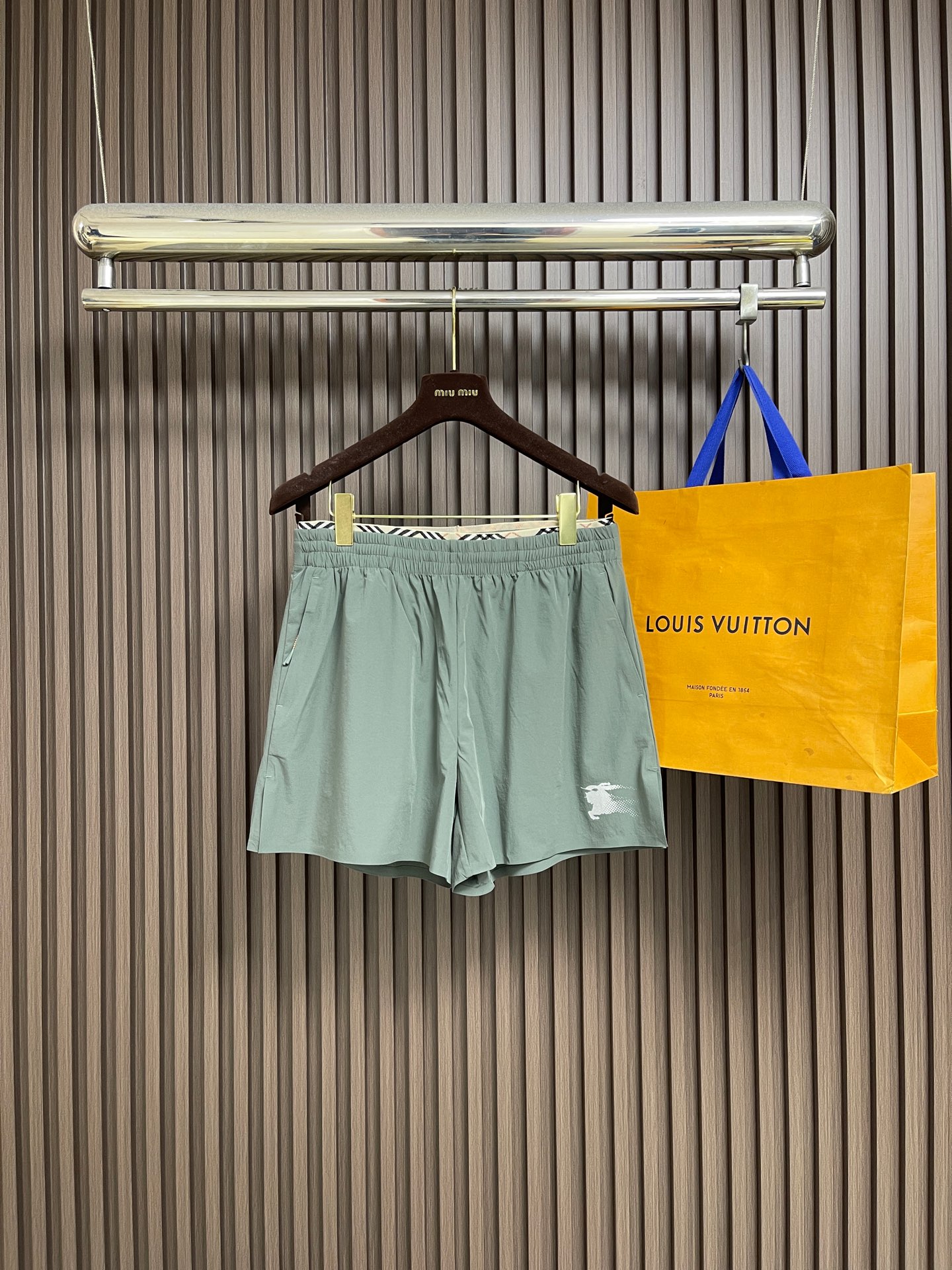 NO:928610,Burberry 2026ss new shorts, made of soft stretch nylon fabric. Incorporated with elastic Burberry plaid ribbons, interpreted in iconic archive colors. This boutique is from the brand's new sportswear series, lightweight. Decorated with reflective Equestrian Knight logo (EKD), using screen printing technology to create a dynamic gradient effect. Size SMLXL Small, pants length 38, waist 75, seat 118, leg 69  Size M pants length 39, waist circumference 79, seat circumference 122, leg 71, size L, leg length 40, waist circumference 83, seat circumference 126, leg 73, XL size pants length 41, waist circumference 87, seat circumference 130, leg 75,,burberry,shorts,19860909Burberry 2026ss新款短裤,选用柔软弹力尼龙面料打造.融入弹性 Burberry 格纹饰带,以标志性典藏色系演绎.此件精品出自品牌全新运动装系列,质地轻盈.装饰反光马术骑士徽标（EKD）,采用丝网印花工艺,营造动感渐变效果.尺码SMLXL S码 裤长38　腰围75　坐围118　裤脚69 M码裤长39　腰围79　坐围122　裤脚71 L码 裤长40　腰围83　坐围126　裤脚73 XL码裤长41　腰围87　坐围130　裤脚75,,burberry,shorts,,Men's clothing