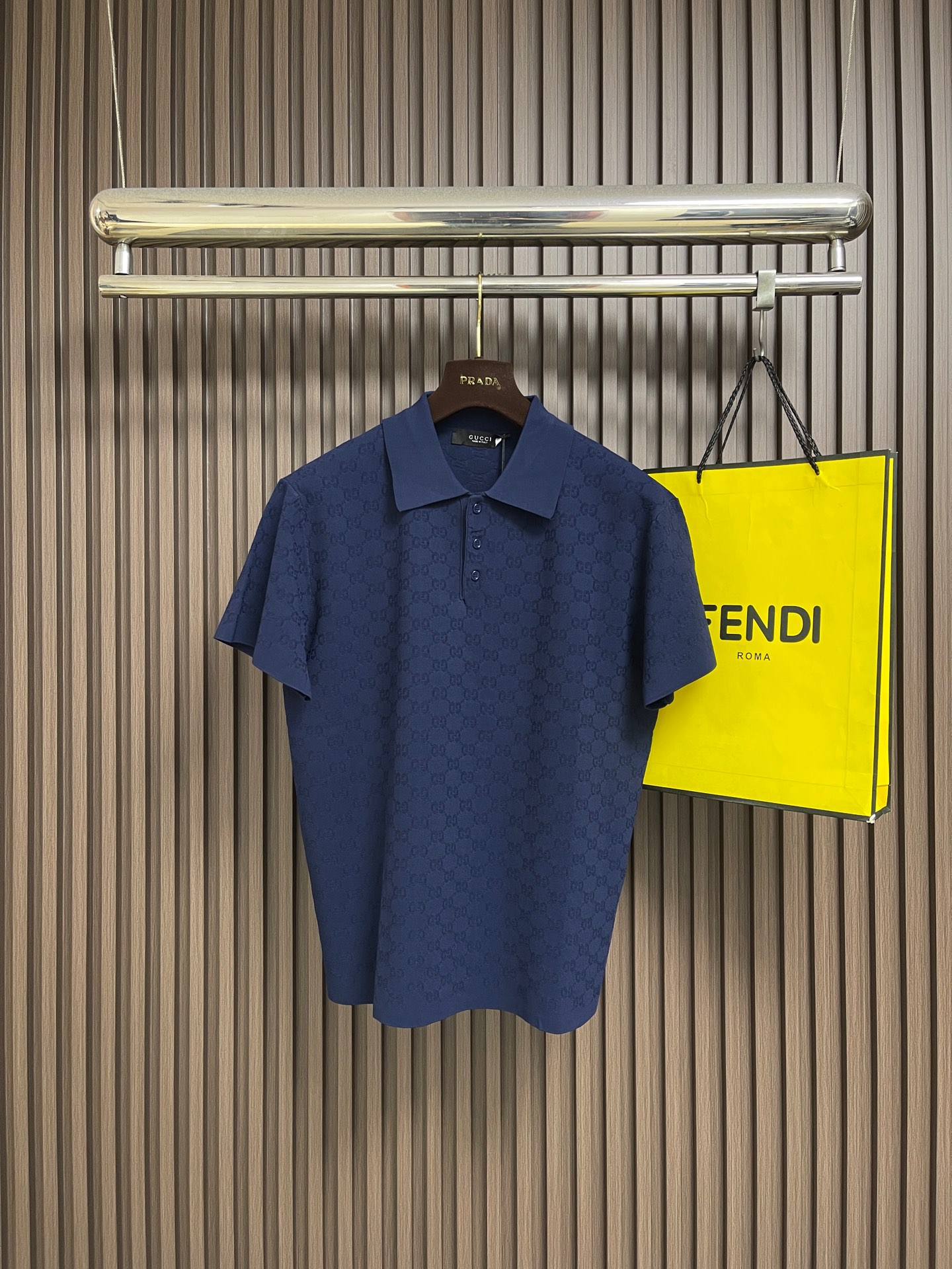 NO:935696,GUCCI GG all-over jacquard knitted polo shirt is made of Yilite technology jacquard fabric and is precisely woven with viscose fiber. It has better elasticity than ordinary fibers and feels cool and smooth. The yarn has been specially treated and weaved to prevent wrinkles and maintain a crisp texture. The product yield is extremely low and the scrap rate is high, highlighting the preciousness of the craftsmanship. Made from 16-needle double-sided knitting stitches imported from Germany, the fabric structure is stable and delicate. Generation  Explore the brand archive code and integrate design elements from different generations to compose a unique aesthetic chapter. The webbing element is reinterpreted in a modern style and embellished on basic ready-to-wear items to enhance the high-end texture and contemporary details. The silhouette of the shirt is classic, with dark blue jacquard running through the whole, highlighting  Showing low-key luxury. Collar design, neat lines, and short-sleeved tailoring, suitable for various occasions. The jacquard texture is exquisite and delicate to the touch, highlighting the brand's iconic elements. The webbing details are cleverly embellished on the body, enhancing the visual layering and showing the ultimate pursuit of details. Size SMLXL  Size S, length 68, bust 102, shoulder width 44, size M, length 70, bust 106, shoulder width 46, size L, length 72, bust 110, shoulder width 48, size XL, length 74, bust 114, shoulder width 50,,gucci,T-shirt,19860909GUCCI GG满印提花针织polo衫,采用伊力特技术提花面料,以粘胶纤维精密织造,弹性优于普通纤维,手感冰凉顺滑.纱线经特殊处理与织法,不易褶皱且保持挺括质感.产品成品率极低,报废率高,突显工艺珍贵.德国进口横机16针双面织针法打造,面料结构稳定细腻.Generation 探索品牌档案密码,将不同世代的设计元素融合一体,谱写出独特美学篇章.织带元素以现代风格重新演绎,点缀于基础成衣单品之上,提升高级质感与当代细节.衫廓形经典,以深蓝色提花贯穿整体,彰显低调奢华.衣领设计,线条利落,搭配短袖剪裁,适合多种场合.提花纹理精致,触感细腻,突显品牌标志性元素.织带细节在衣身巧妙点缀,增强视觉层次感,展现对细节的极致追求.尺码SMLXL S码 衣长68　 胸围102　 肩宽44 M码 衣长70　胸围106　 肩宽46 L码 衣长72　胸围110　肩宽48 XL码衣长 74　 胸围114　肩宽50,,gucci,T-shirt,,Men's clothing