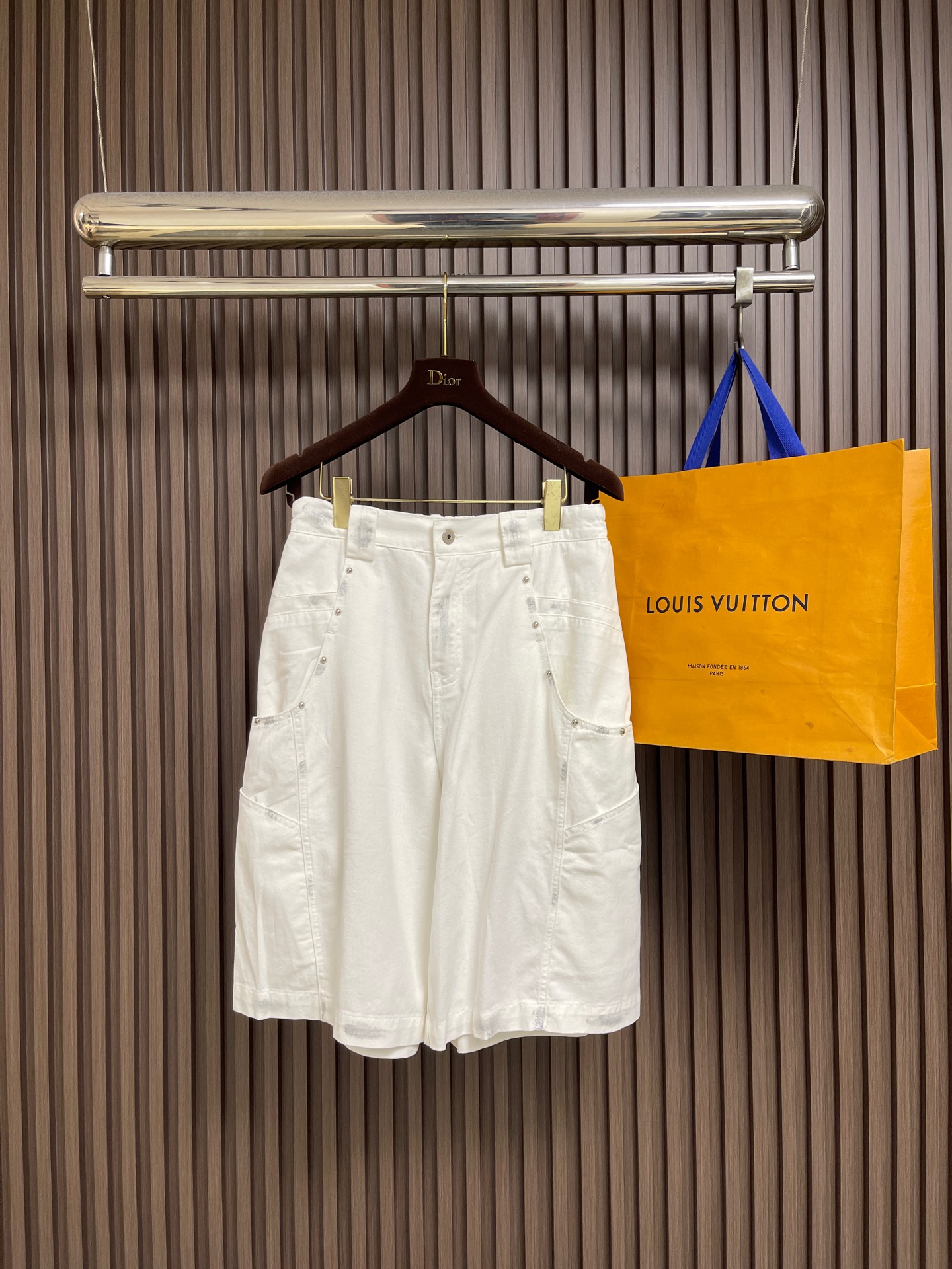 NO:928737,JIL SANDER  Heavy-duty rivet distressed white denim shorts, street work style summer pants, high-denim fabric, crisp and stylish, easy to take care of, selected heavy-weight washed white denim fabric, through gentle pre-washing process, stiff but not stiff, the upper body has a three-dimensional sense of drape, and will not collapse.  Legs; The fabric is breathable and wear-resistant, so you won’t feel sweaty when worn in midsummer. The pure white color is clean and refreshing, and is suitable for all kinds of bright and dark tops. The heavy-duty detailed design brings a retro and old-fashioned atmosphere. The waistband adopts a dual-structure design with a front button placket and a second half elastic waist, which can keep both  The workwear has a neat silhouette and can be freely adapted to the waistline, making it easy to put on and take off without restraint; the trousers are decorated with many shiny metal rivets, and the wiring is solid and firm, which enhances the coolness of the workwear; many places are hand-painted in silver and gray with old brush colors, giving it a retro worn texture, weakening the monotony of pure white, and making it niche.  Contrasting style. Multi-divided three-dimensional large patch pocket design, full of practical storage, rich layers of front and rear pockets, neat and precise stitching, smooth and durable inner metal zipper, details showing high-standard workmanship. Wide legs cut into five sections, super friendly to various body shapes. Size XSSML  XS waist 74, size 35, leg size 72, pant length 62, size S, waist size 78, size 36, leg size 74, trousers length 63, size M, size 82, size 37, leg size 76, length 64, size L, size 86 waist, size 38, leg size 78, size 65, jil sander,shorts,19860909JIL SANDER 重工铆钉做旧白牛仔五分短裤,街头工装风夏日神裤,高支牛仔面料,挺括有型好打理,精选重磅水洗白牛仔布料,经过柔和预水洗工艺,硬挺不僵硬,上身自带垂坠立体感,不会软塌贴腿；面料透气耐磨,盛夏穿着不闷汗,纯白色干净清爽,适配各种亮色、深色上衣.重工细节设计,复古做旧氛围感拉满,腰头采用前襟纽扣门襟+后半段松紧腰的双结构设计,既能保留工装利落版型,又能自由适配腰围,穿脱无束缚；裤身多处点缀亮面金属铆钉,走线扎实牢固,强化工装酷感；多处银灰手绘做旧刷色晕染,自带复古磨损质感,弱化纯白单调感,小众不撞款.多分割立体大贴袋设计,储物实用性拉满,前后袋型层次丰富,车线工整精密,内里金属拉链顺滑耐用,细节尽显高规格做工.阔腿五分剪裁,对各种身形超友好.尺码XSSML XS码腰围74　 档位35　 腿围72 裤长62 S码 腰围78　 档位36　 腿围74　 裤长63 M码 腰围82　 档位37　 腿围76　 裤长64 L码 腰围86　 档位38　 腿围78　 裤长65,,jil sander,shorts,,Men's clothing