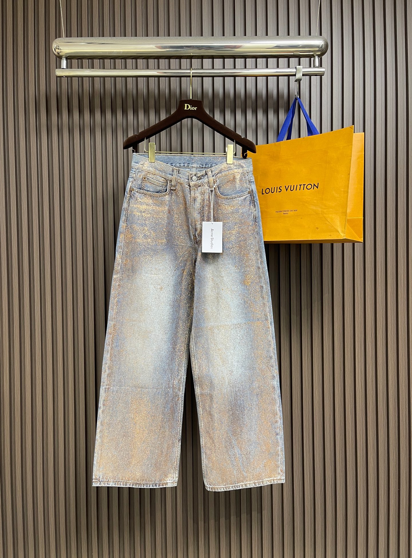 NO:935678,Acne studios gilt wide-leg jeans, light blue denim base + hand-finished gilt dyeing, high-waisted straight wide legs, flattering all leg shapes. Paired with a white T for daily use, it looks like a relaxed blogger, with a short top, it looks like a hot girl, and with a suit, it looks elegant for commuting. Size XSSMLXLXXL  Waist 72 Size M, length 110 Hips 108 Waist 76 Size L, length 111.5 Hips 112 Waist 80 Size XL, length 113 Hips 116 Waist 84 Size XXL Length 114.5 Hips 120 Waist 88,,acne studios,dior,jeans,business suit,19860909Acne studios 鎏金阔腿牛仔裤,浅蓝牛仔基底+手工感鎏金晕染,高腰直筒阔腿,修饰所有腿型,日常搭白T是松弛感博主,搭短上衣是辣妹,搭西装是通勤贵气感. 尺码XSSMLXLXXL XS码 裤长107　 臀围100　 腰围68 S码 裤长108.5　 臀围104　 腰围72 M码 裤长110　臀围108　 腰围76 L码 裤长111.5　 臀围112　 腰围80 XL码裤长113　臀围116　 腰围84 XXL码 裤长114.5　臀围120　 腰围88,,acne studios,dior,jeans,business suit,,Men's clothing