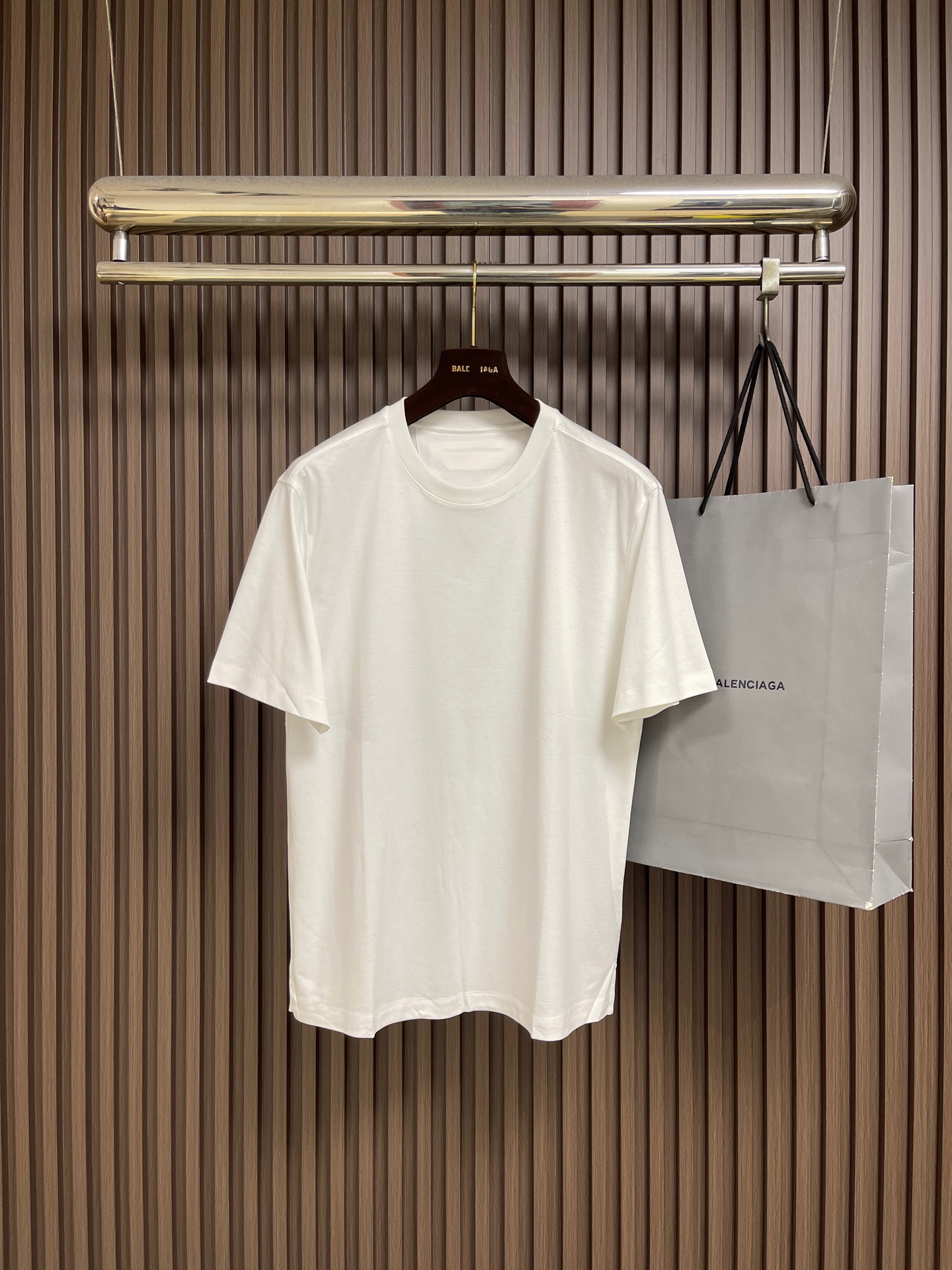 NO:928819,Zegna 2026SS solid color short-sleeved T-shirt. Customized 60-count three-ply plain cotton fabric. Extremely soft and comfortable. High-end atmosphere, simple and versatile style. Sunny and handsome. Perfect upper body affinity and favorability. Size SML  Bust 112, Shoulder Width 48, XL Size 73, Bust 116, Shoulder Width 49, XXL Size 74, Bust 120, Shoulder Width 50, T-shirt, tees, t-shirt,19860909Zegna 2026SS 净色短袖T恤.定制60支三股平纹精棉面料 极致柔软舒适 高端大气,简约百搭款式 阳光帅气 上身亲和力和好感度满分.尺码SMLXLXXL S码 衣长69　 胸围104　 肩宽46 M码 衣长71　 胸围108　 肩宽47 L码 衣长72　 胸围112　肩宽48 XL码 衣长73　 胸围116　肩宽49 XXL码衣长74　 胸围120　 肩宽50,,T-shirt,tees，t-shirt,,Men's clothing
