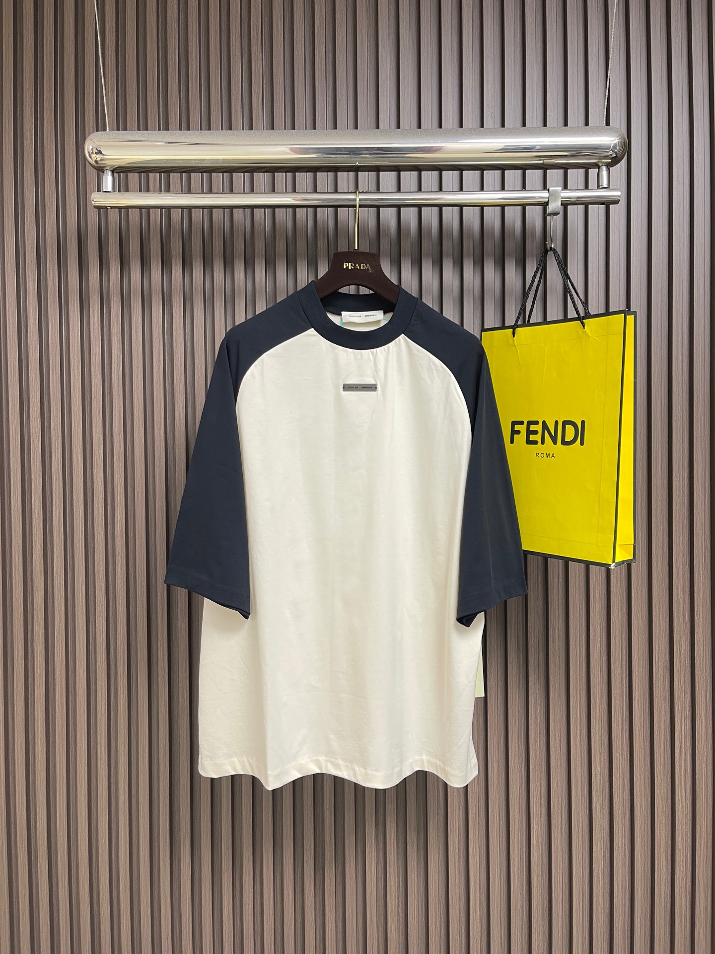 NO:928710,Essentials Fear of God FOG 2026ss summer new style handmade small label raglan color-blocked sleeves round neck pure cotton short-sleeved T-shirt, customized exclusive gram cotton fabric, customized original craft thread, chest logo design!  Simple and elegant, easy to match and versatile, extremely high grade. Sizes XS-L,, T-shirt, tees, t-shirt,19860909Essentials Fear of God FOG 2026ss夏季新款手工小标插肩拼色袖圆领纯棉短袖T恤,定制专属克纯棉面料,定制原版工艺螺纹,胸前logo标识设计！简约大方,从容百搭,档次极高.尺码XS-L,,T-shirt,tees，t-shirt,,Men's clothing