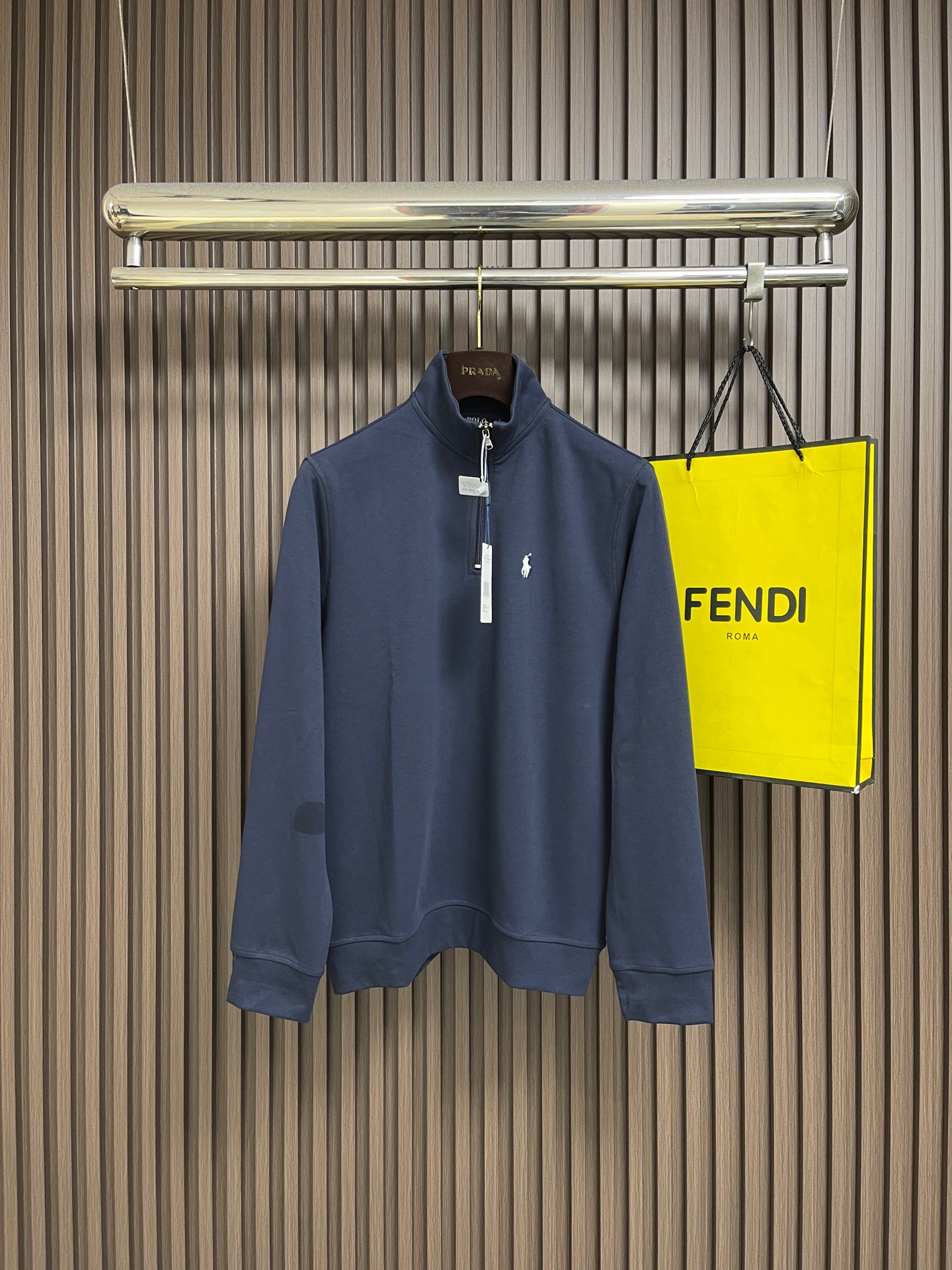 NO:935670,Ralph Lauren  Ralph Lauren stand-up collar quarter-zip embroidered pullover sweatshirt. This quarter-zip embroidered pullover is made of fine knitted fabrics. The fabric has been pre-shrunk and washed, soft and skin-friendly, with good breathability and stiffness. The stand-up collar is equipped with a half-open zipper design, which can freely adjust the opening and closing of the collar, easily adapting to a variety of wearing scenarios. The exquisite pony embroidery on the left chest is finely crafted, with flat and three-dimensional lines, highlighting the brand recognition.  The body is casually cut, moderately loose but not tight, allowing for freedom of daily activities. The hem and cuffs are closed with elastic ribs, which are stable and not easily deformed, and are effective in windproof and temperature locking. The entire garment has neat and rigorous routing, strong seams and durable wear, and the simple solid color version is versatile and durable. It is very suitable for daily commuting or leisure travel, taking into account the classic style and comfortable wearing experience. The overall routing is straight and delicate, the fabric is comfortable and soft, and the color is consistent and has no color difference.  Can be matched with the same style to create a fashionable look, to suit various occasions, customized accessories, complete with three standards!  Size SMLXL,,loro piana,hoodie,sweatshirts,19860909Ralph Lauren 拉夫劳伦立领四分之一拉链刺绣套头衫卫衣,这款四分之一拉链刺绣套头衫精选细腻针织面料打造,面料经过预缩水洗处理,触感柔软亲肤,兼具良好透气性与挺括度.立领搭配半开拉链设计,可自由调节领口开合程度,轻松适配多种穿搭场景.左胸精致小马刺绣做工细密,线条平整立体,凸显品牌辨识度.合身休闲剪裁,适度宽松不紧绷,日常活动自在无束缚.下摆与袖口采用弹力罗纹收口,稳固不易变形,有效防风锁温.整件衣物走线工整严谨,接缝牢固耐穿,简约纯色版型百搭耐看,无论是日常通勤还是休闲出行都十分合适,兼顾经典格调与舒适穿着体验.整体走线平直细腻,面料舒适柔软,颜色一致无色差 能与同款搭配营造时尚造型,驾驭各种场合,定制辅料,三标齐全！尺码SMLXL,,loro piana,hoodie,sweatshirts,,Men's clothing