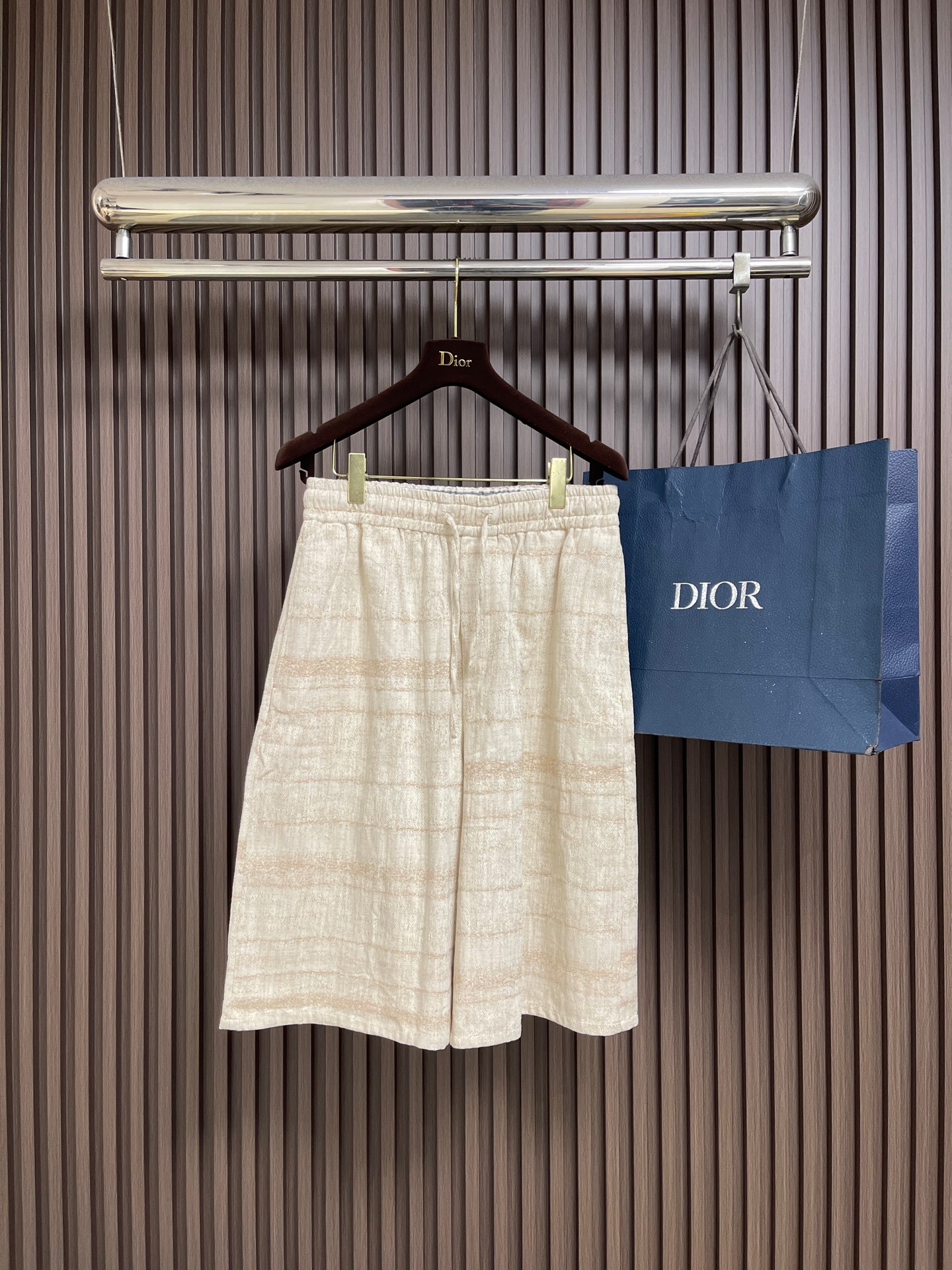 NO:935661,Tops shorts P LOEWE  Pocket embroidered long-sleeved shirt and shorts suit. The fabric is made of the original custom-made woolen cotton jacquard fabric. It is heavy-weight, thick and crisp to the touch, and has a clear three-dimensional texture. The fabric is based on denim cloth and is woven with the brand's classic pattern through jacquard technology. With imported embroidery technology, the stitching is fine and fine.  The degree of saving is extremely high. The loose fit is neatly cut, the overall wiring is straight and delicate, the fabric is comfortable and soft, and the color is consistent without color difference. It can be matched with the same style to create a fashionable look and control various occasions. It is custom-woven and dyed, without any color difference from the original version. The craftsmanship is perfectly restored, with three complete standards and customized accessories.  Size 39-40-41-42 S-M-L-XL,,loewe,shorts,shirts,19860909上衣 短裤P LOEWE 口袋刺绣长袖衬衫短裤套装,面料采用原版一致定制粗纺棉纱大提花面料,克重克,手感厚实挺括,纹理立体清晰.面料以单宁布为基底,经大提花工艺织就品牌经典图案,配合进口刺绣工艺,针脚细密精致,细节还原度极高.宽松版型剪裁利落,整体走线平直细腻,面料舒适柔软,颜色一致无色差,能与同款搭配营造时尚造型,驾驭各种场合.定织定染,与原版无任何色差.匠心工艺完美还原,三标齐全,定制辅料. 尺码39-40-41-42 S-M-L-XL,,loewe,shorts,shirts,,Men's clothing