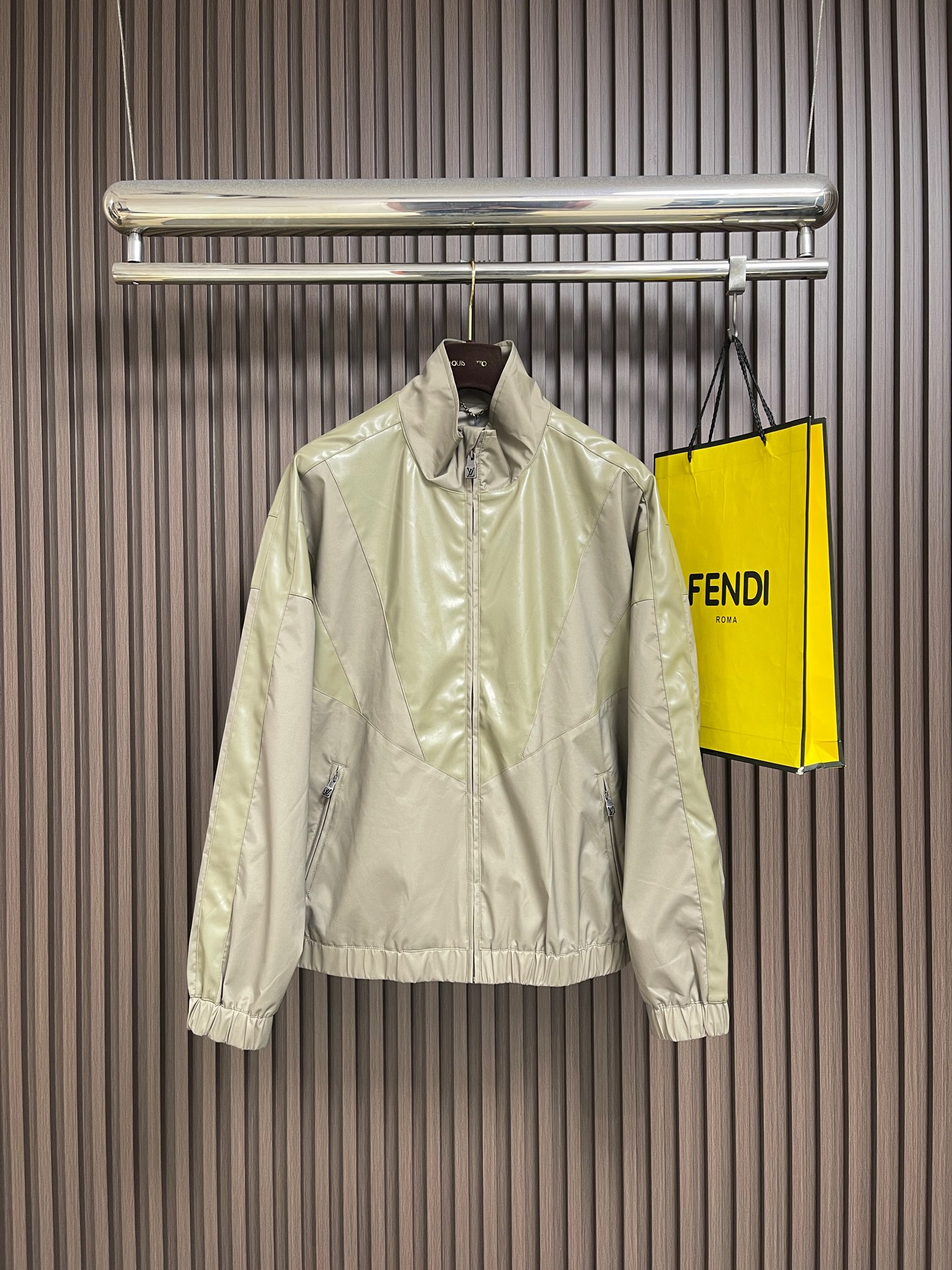 NO:935664,LV 2026SS hollow Monogram leather stand-up collar jacket. The leather in the V-shaped area adopts the custom hollowed-out LV concealed labeling process. The hardware zipper is molded separately and the LV logo is die-cast. The depth of the leather label imprinting on the back is strictly aligned; the stitch spacing and elastic band elasticity are all adjusted to the original factory standards. Size 46-52 46 yards. Length 67. Chest 122. Shoulder width 58. 48 yards. Length.  68.5 Bust 126 Shoulder width 59 Size 50 Dress length 70 Bust 130 Shoulder width 60 Size 52 Dress length 71.5 Bust 134 Shoulder width 61,,louis vuitton,jackets & coats,jackets & coats,19860909LV 2026SS镂空Monogram拼皮立领夹克外套,V形区域皮质采用定制镂空LV暗标工艺,和原版一致五金拉链单独开模压铸LV标识,后背皮标压印深度严格对标；针脚间距、松紧带弹力全部原厂标准调试.尺码46-52 46码 衣长 67　胸围 122　 肩宽 58　 48码 衣长 68.5　胸围 126　 肩宽 59　 50码 衣长 70　胸围 130　 肩宽 60　 52码 衣长 71.5　 胸围 134　 肩宽 61,,louis vuitton,jackets & coats,jackets & coats,,Men's clothing