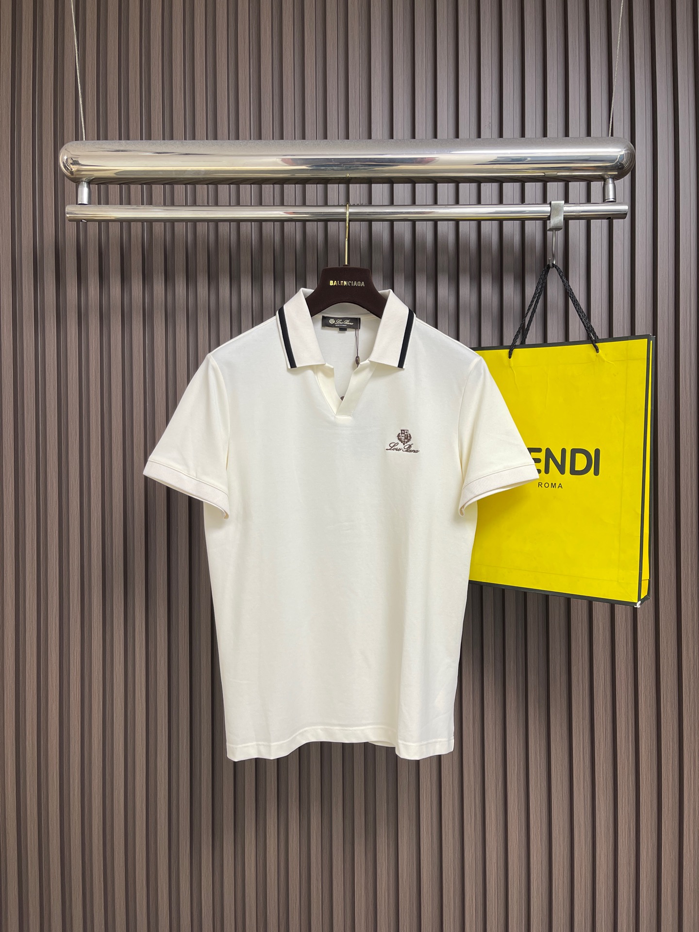 NO:928680,LP Loro Piana logo embroidered short-sleeved Polo shirt. Customized mulberry silk blended static texture sheer pique fabric. Excellent texture. Comfortable and close to the skin. A touch of beige color quietly spreads over the clothes. Gentle background given by nature. Loro Piana logo embroidery is embellished on the chest. The invisible aristocratic coat of arms is carved. There is no need to show off. Presence is authority. Only neat tailoring and precise details outline the design philosophy that high-end comes from order and interpret effortless high-end.  Imported machine embroidery technology is used, advanced computer control systems and precision mechanical components are used to achieve Loro Piana logo embroidery operations with high precision and smooth and delicate lines. The fabrics have been sand washed for better hand feel and texture. It is not easy to deform, not easy to shrink, not easy to fade, and maintains long-term beauty. Size M-3XL,, loro piana, loro piana, T-shirt,19860909LP Loro Piana 标识刺绣短袖Polo衫 定制桑蚕丝混纺静纹透感珠地料 质感卓越 舒适贴肤 一抹米杏色悄然漫过衣袂 自然馈赠的温柔底色 Loro Piana 标识刺绣点缀于胸前 雕琢隐形的贵族纹章 无需张扬 存在即是权威 仅以利落的剪裁与精准的细节 勾勒出高级感源于秩序的设计哲学 演绎不费力的高级感 采用进口机刺绣工艺 使用先进的计算机控制系统和精密的机械部件 实现Loro Piana标志刺绣作业 精度高 线条流畅而细腻 面料都经过砂洗 手感质感更佳 不易变形 不易缩水 不易褪色 保持长久的美观.尺码M-3XL,,loro piana,loro piana,T-shirt,,Men's clothing
