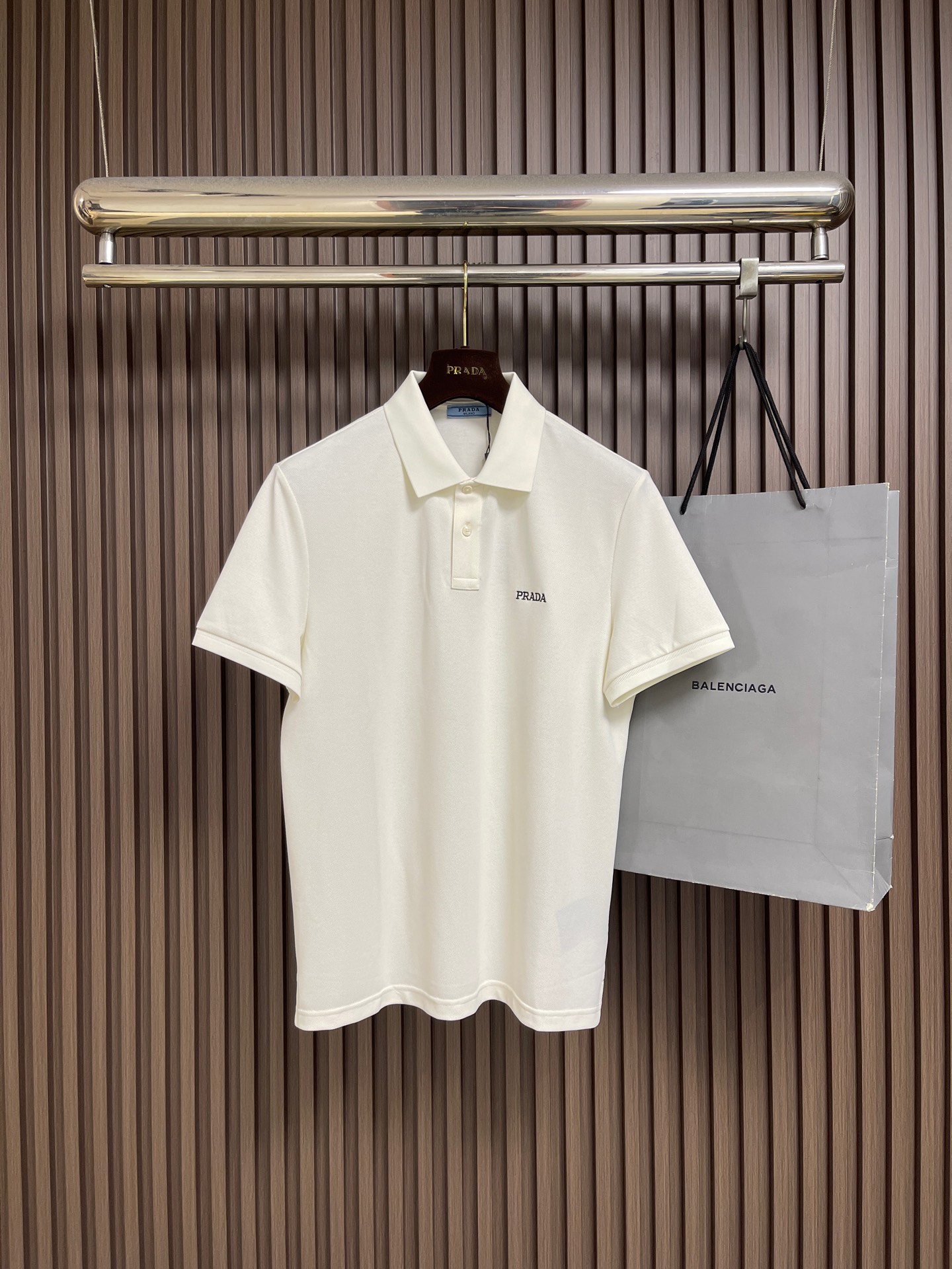 NO:935652,Prada logo embroidered short-sleeved polo shirt, classic cut with a unique simple logo presented in contrasting colors, introduces a new way of expression for the brand, balancing craftsmanship and modernity between low-key and personality, reflecting the brand's elegant and harmonious power. Slim fit, rib knitted cuff trim, mother-of-pearl buttons. Sizes M-3XL, prada, T-shirt,19860909Prada 徽标刺绣短袖polo衫,经典剪裁以撞色呈现的独特简约徽标,为品牌引入一种新的表达方式,在低调与个性之间平衡结合工艺与现代性,体现品牌优雅的和谐力量.修身版型,罗纹针织袖口饰边,珍珠母贝纽扣.尺码M-3XL,,prada,T-shirt,,Men's clothing