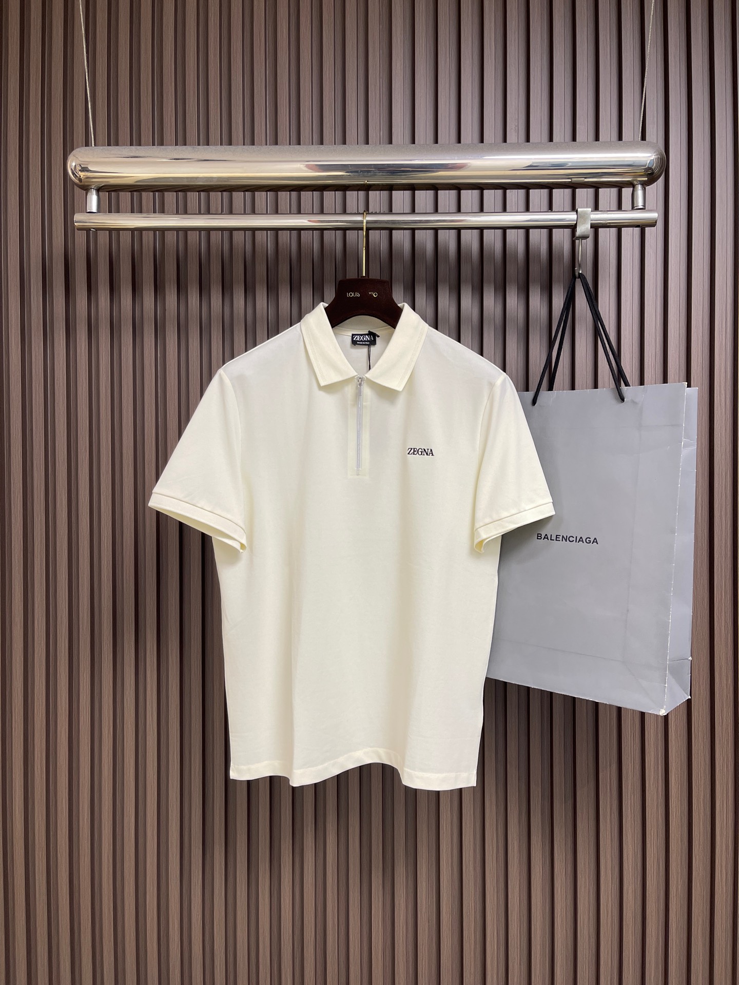 NO:928829,zegna half-zip short-sleeved POLO, simple yet stylish. This short-sleeved POLO outlines a fashionable silhouette with a unique half-zipper. With a neat zipper, the details are full of ingenuity. The upper body is cool, breathable and not stuffy. Whether it is worn for a casual stroll on the street or for a semi-formal occasion, it can be easily worn, adding elegance and calmness to you. Size M-3XL,, T-shirt,19860909zegna 半拉链短袖POLO,简约而不失格调,这款短袖POLO,以独特半拉链勾勒时尚轮廓.搭配利落拉链,细节之处尽显匠心.上身凉爽透气不闷热,无论搭配休闲漫步街头,还是配以出席半正式场合,它都能轻松驾驭,为你增添一份优雅与从容. 尺码M-3XL,,T-shirt,,Men's clothing