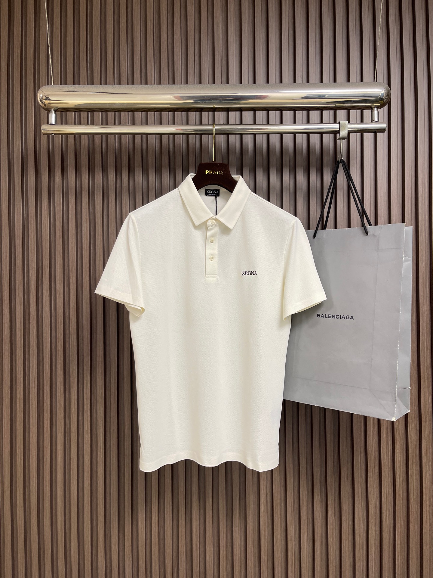 NO:928747,Zegna  2026SS new season cotton Polo shirt. This Polo shirt is made of proprietary Premium cotton fabric. It is elegant, timeless and durable, highlighting the charm of sophisticated casual clothing. The open collar adds a casual atmosphere to the classic short-sleeved silhouette.  The Premium cotton yarn used in this garment is made from only long cotton fibers, which combines strength, softness and durability, and can give a luxurious texture to daily looks. Sizes M-3XL,,miumiu,T-shirt,19860909Zegna 2026SS当季新款棉质Polo衫,此款Polo衫采用专有的Premium棉质面料制成,优雅隽永,经久耐穿,彰显考究休闲服饰魅力,式开领为经典短袖廓形增添闲适气息,这款服装所用的Premium棉质纱线仅甄选长棉纤维精制而成,兼具强韧度、柔软性和耐用性,能够为日常造型赋予奢华质感.尺码M-3XL,,miumiu,T-shirt,,Men's clothing