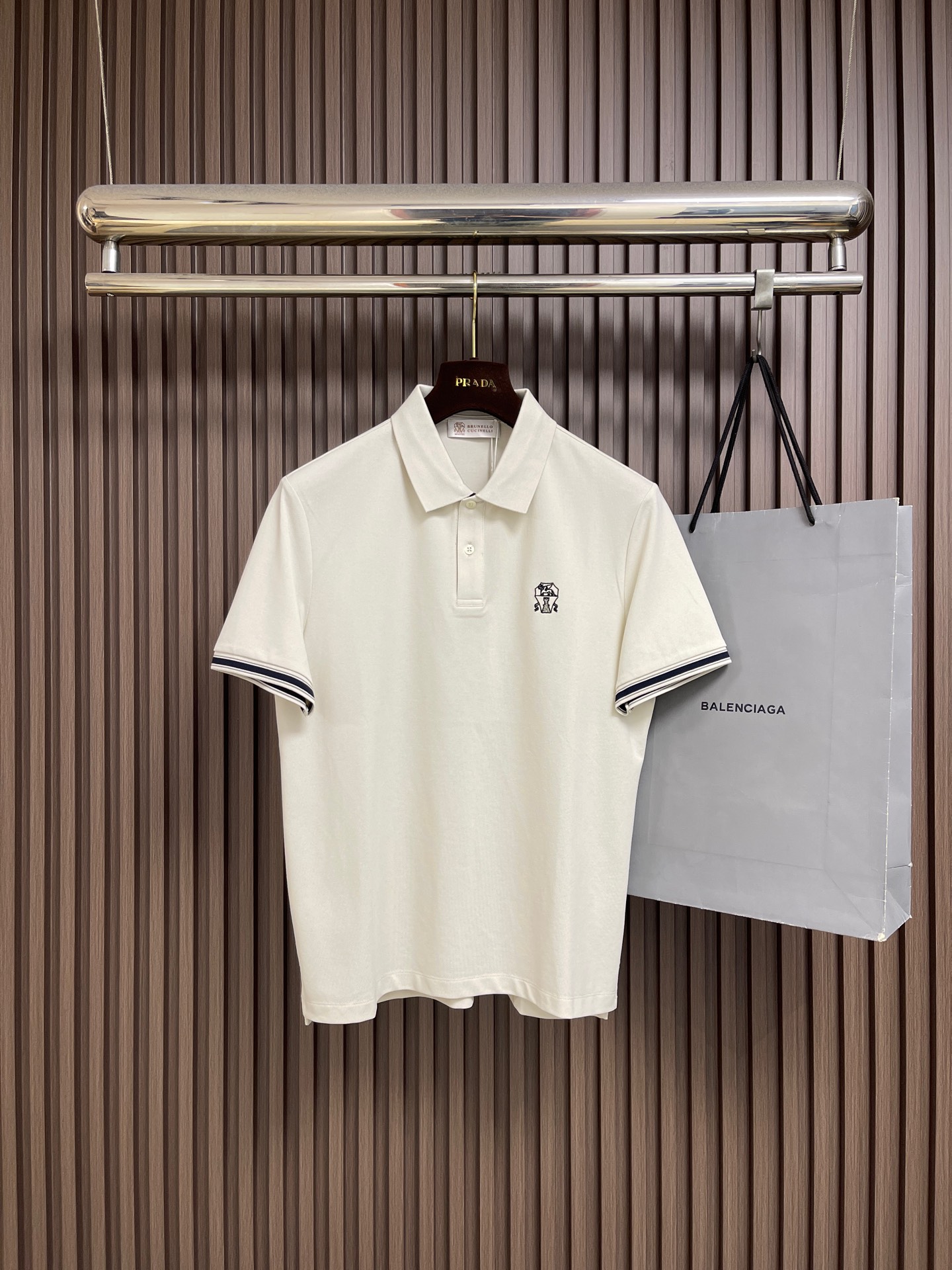 NO:928669,BC short-sleeved pique polo shirt, a must-have in men's wardrobe. Cut and sewn in unconventional fabrics!  Imported mercerized cotton yarn, the thickness is the same as conventional pique, cool and breathable. Highly difficult jacquard weaving hexagonal pique, large beads, stable and breathable structure. Exquisite and delicate small logo contrasting embroidery, placket zipper design, cuff contrasting color, one-piece cuff hem, no deformation after washing. Size M-3XL, T-shirt,19860909BC 男人衣柜的必备之品短袖珠地 polo 衫.非常规面料裁剪缝制！进口丝光棉纱线,厚度和常规珠地一样,凉爽透气.高难度提花织造六角珠地,珠大,结构稳定透气.精致细腻小 logo 撞色刺绣,门襟拉链设计,袖口撞色,一体成型袖口下摆,随便洗涤不变形.尺码M-3XL,,T-shirt,,Men's clothing