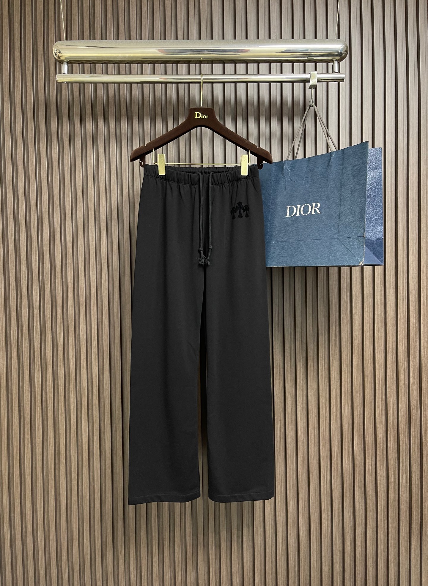 NO:935676,Tops, pants, P CH Croix heart cross pattern logo series long-sleeved T-shirt and sweatpants suit, flocked cross pattern design, Japanese imported terry jacquard cotton material, thickness and texture can be compared at will... The texture of the fabric is in place, so the sewing machines used are top-notch German goods, a 7-digit machine, and the wiring is super neat!  !  !  Original hardware provided by customer, both front and back are incomparably beautiful. Sizes S-M-L, chrome hearts, tees, t-shirt,19860909上衣 裤子P CH 克罗心十字花标识系列长袖T恤卫裤套装,植绒十字花设计,日本进口毛圈提花棉料,厚度和质感随意对比....面料质感到位,所以用的车线机都是德国顶级货,一台7位数,走线超级整齐！！！ 客供原厂五金,正反都无敌漂亮.尺码S-M-L,,chrome hearts,tees，t-shirt,,Men's clothing