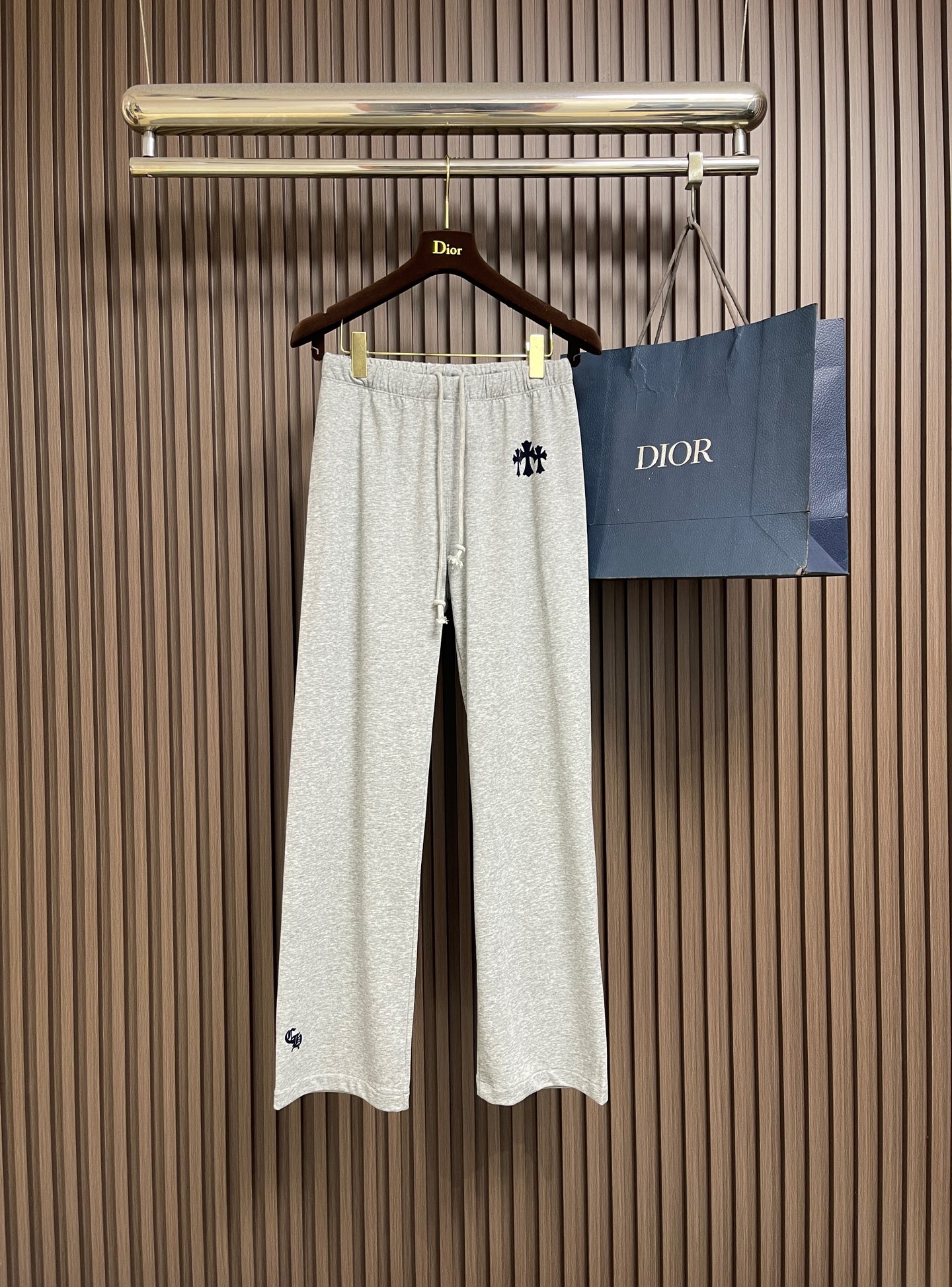 NO:928847,Tops, pants, P CH Croix heart cross pattern logo series long-sleeved T-shirt and sweatpants suit, flocked cross pattern design, Japanese imported terry jacquard cotton material, thickness and texture can be compared at will... The texture of the fabric is in place, so the sewing machines used are top-notch German goods, a 7-digit machine, and the wiring is super neat!  !  !  Original hardware provided by customer, both front and back are incomparably beautiful. Sizes S-M-L, chrome hearts, tees, t-shirt,19860909上衣 裤子P CH 克罗心十字花标识系列长袖T恤卫裤套装,植绒十字花设计,日本进口毛圈提花棉料,厚度和质感随意对比....面料质感到位,所以用的车线机都是德国顶级货,一台7位数,走线超级整齐！！！ 客供原厂五金,正反都无敌漂亮.尺码S-M-L,,chrome hearts,tees，t-shirt,,Men's clothing
