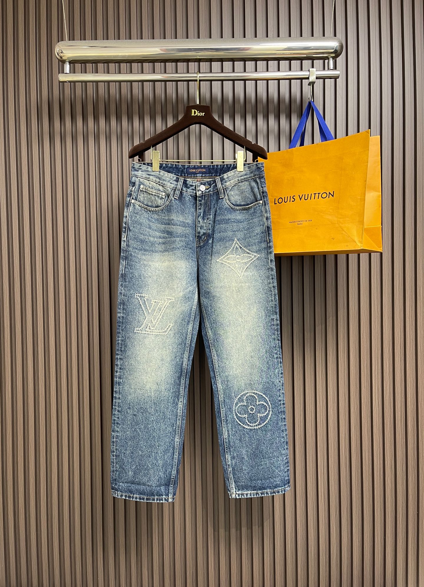 NO:928778,LV jeans with burnt logo, this style of jeans reinterprets the casual skater silhouette with creative details, giving the Monogram decoration a burnt effect. The washed denim fabric adds a leisurely touch and can be paired with the same jacket to create an avant-garde look. Sizes 29-30-31-32-33-34-36-38-40,, louis vuitton, jeans, jackets & coats,19860909LV 烧花logo标识牛仔裤,本款牛仔裤以创意细节重绎率性滑板廓形,令Monogram装饰呈现烧花效果.水洗丹宁面料再添悠闲意味,可与同款夹克共筑前卫造型.尺码29-30-31-32-33-34-36-38-40,,louis vuitton,jeans,jackets & coats,,Men's clothing