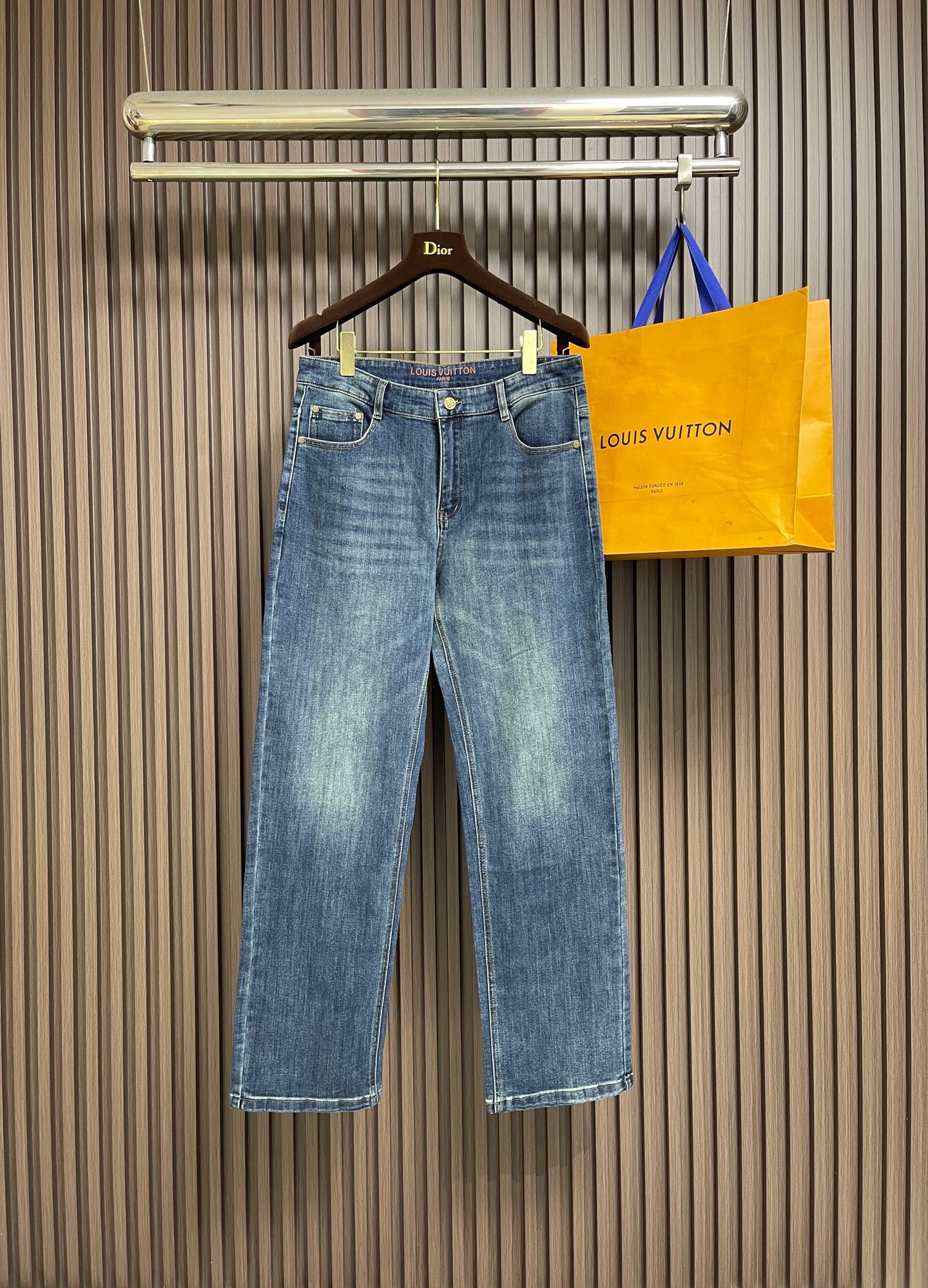 NO:928789,LV 2026ss new early spring jeans, this style of skateboard jeans is made of Japanese precision denim, reinterpreting the classic design with craftsmanship. The LV logo is embroidered on the back pocket, which can be easily matched with various styles. Sizes 29-30-31-32-33-34-36-38-40,, louis vuitton,jeans,19860909LV 2026ss早春新款牛仔裤,本款滑板牛仔裤选用日本精工丹宁布,以匠艺巧思重释经典设计.后袋处以刺绣 LV logo标识,可轻松搭配各式造型.尺码29-30-31-32-33-34-36-38-40,,louis vuitton,jeans,,Men's clothing