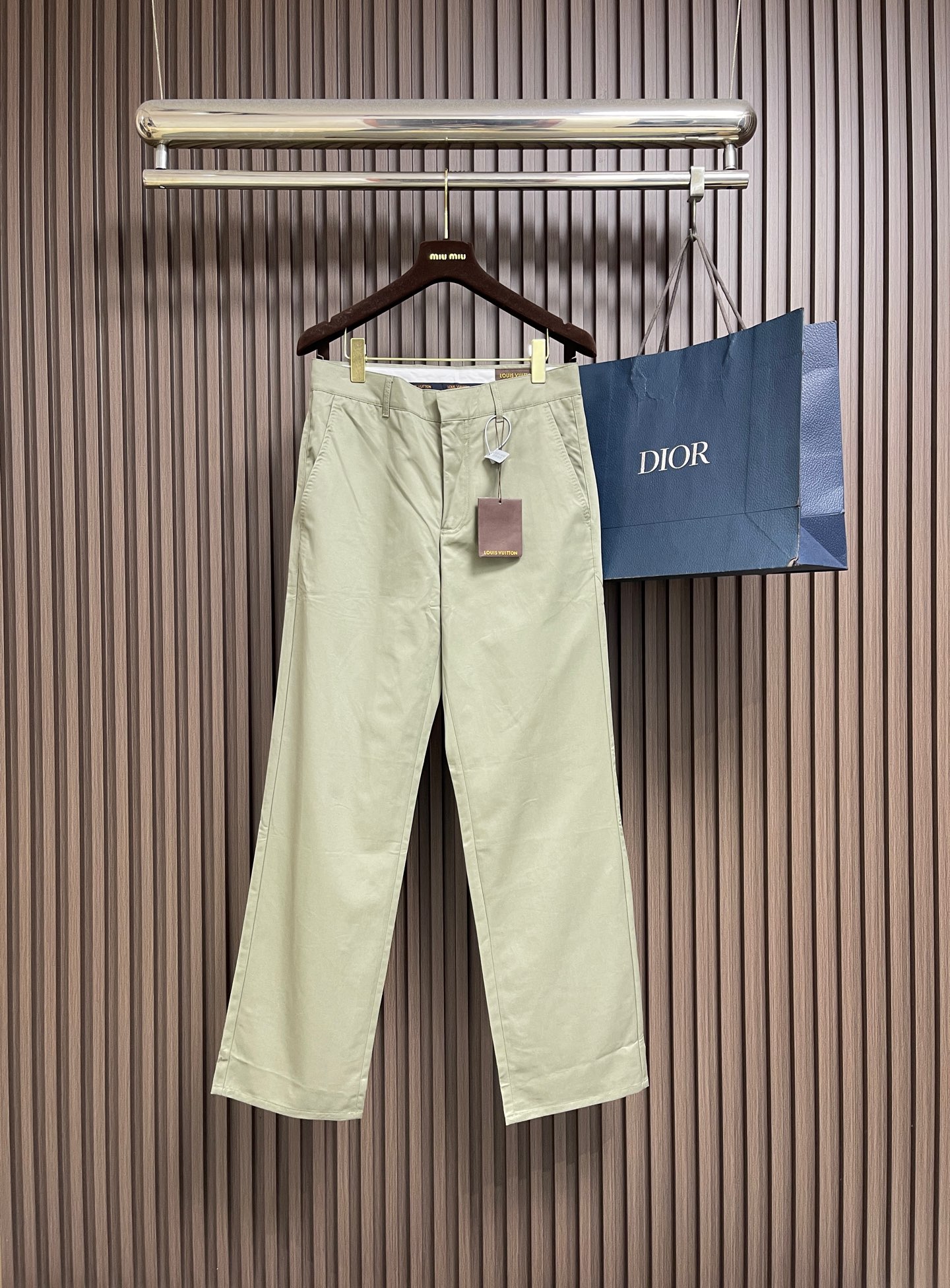 NO:928729,LV  Silk-wool blended casual pants, this style is made of silk-wool blended canvas dipped in restrained tones, and the seam details are used to outline the sophisticated tailoring style. The back pocket is embellished with a VVN leather logo plate, evoking the brand's hard-case heritage in the details. The lustrous luster combined with the light and breathable texture creates a sophisticated piece for the warm season. Pair it with the same style to create a sophisticated look.  It has an elegant and neat overall shape. This model is from the Louis Vuitton Trunk series, which condenses the classic design language of the brand's hard luggage and creates a model for men's wardrobe. Exquisite craftsmanship and exquisite materials complement each other, showing elegance in a calm style, achieving a contemporary iconic style. Size 46485052  Size 46, length of pants 107, size 48, length of pants 108, size 48, length of pants 108, size 99 waist, size 50, length of pants 109, size 50, length of pants 109, size 52, size 52, length of pants 110, size 109, waist 93,,louis vuitton,louis vuitton,19860909LV 丝毛混纺休闲裤,本款为丝毛混纺帆布浸染内敛色调,再借挑缝细节勾勒考究的剪裁风尚.后袋点缀VVN皮革标识牌,于细节间唤起品牌的硬箱传承.莹润光泽结合轻盈透气质感,为温暖季节塑就考究单品.搭配同款,呈现雅致利落的整体造型.本款出自路易威登Trunk系列,凝萃品牌硬箱的经典设计语言,塑造男士衣橱的典范之作.精湛匠艺与考究材质相得益彰,于从容格调之中彰显儒雅,成就当代的标志风范.尺码46485052 46码 裤长107　 臀围94　 腰围78　 48码 裤长108　 臀围99　 腰围83　 50码 裤长109　 臀围104　 腰围88　 52码 裤长110　 臀围109　 腰围93,,louis vuitton,louis vuitton,,Men's clothing