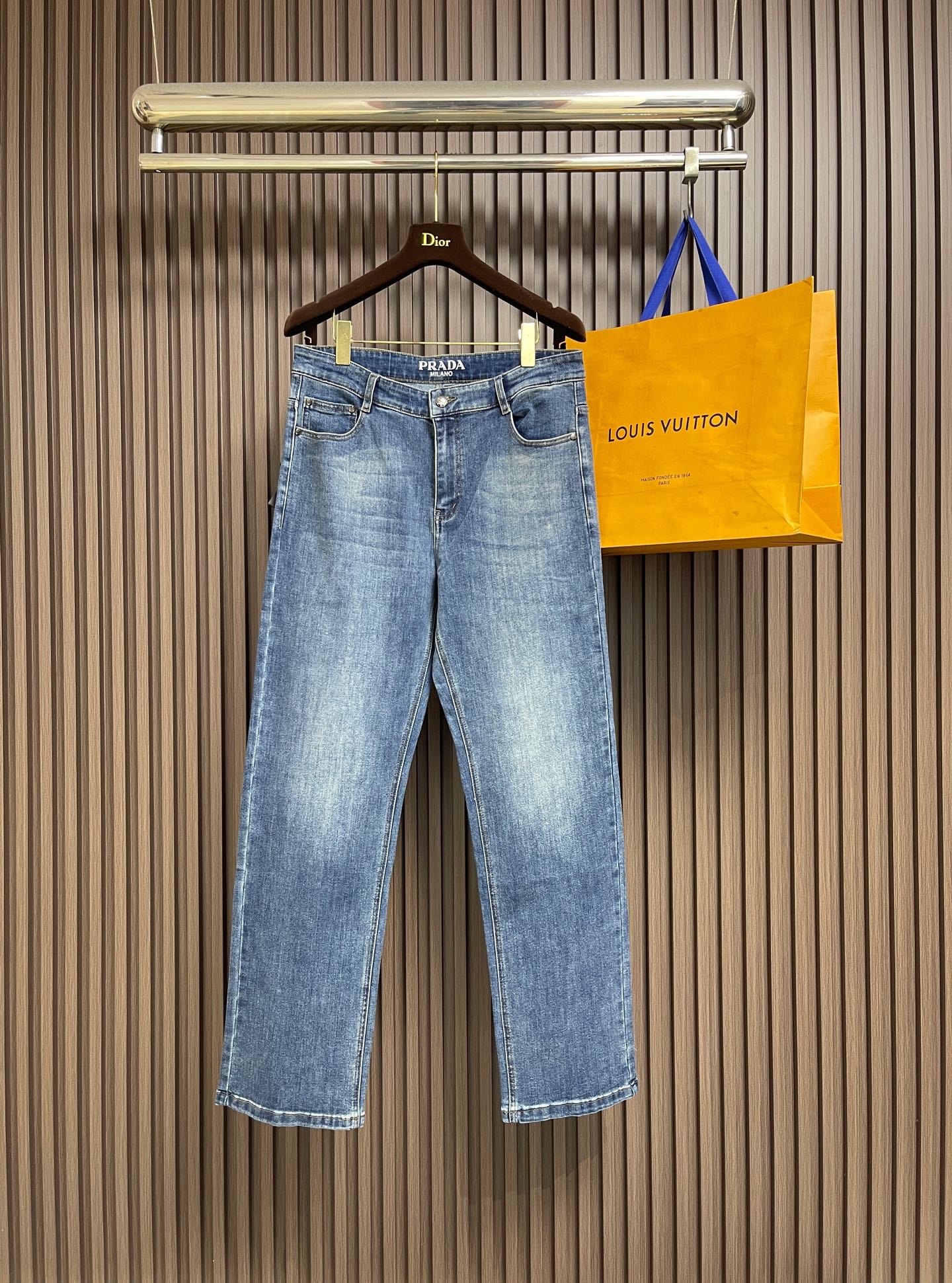 NO:928799,Prada back pocket triangle logo jeans, classic five-pocket trousers, customer-supplied denim, thin and soft material, very slight elasticity laterally, medium wash, very clean and solid color!  Match it with a light-colored top. It can be matched with the same style to create a fashionable look and control various occasions. Customized accessories, complete with three standards, same style for men and women. Sizes 29-30-31-32-33-34-36-38-40, prada, jeans,19860909Prada 后袋三角标识牛仔裤,经典的五袋裤,客供的丹宁,料薄且质软,横向极微弹力,中度水洗,非常干净纯色！跟浅色上衣配一脸.能与同款搭配营造时尚造型,驾驭各种场合,定制辅料,三标齐全,男女同款.尺码29-30-31-32-33-34-36-38-40,,prada,jeans,,Men's clothing