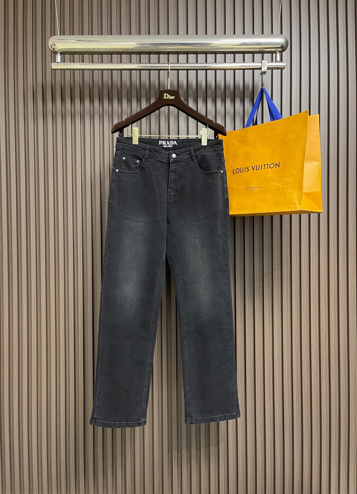 NO:928769,Prada back pocket triangle logo jeans, classic five-pocket trousers, customer-supplied denim, thin and soft material, very slight elasticity laterally, medium wash, very clean and solid color!  Match it with a light-colored top. It can be matched with the same style to create a fashionable look and control various occasions. Customized accessories, complete with three standards, same style for men and women. Sizes 29-30-31-32-33-34-36-38-40, prada, jeans,19860909Prada 后袋三角标识牛仔裤,经典的五袋裤,客供的丹宁,料薄且质软,横向极微弹力,中度水洗,非常干净纯色！跟浅色上衣配一脸.能与同款搭配营造时尚造型,驾驭各种场合,定制辅料,三标齐全,男女同款.尺码29-30-31-32-33-34-36-38-40,,prada,jeans,,Men's clothing