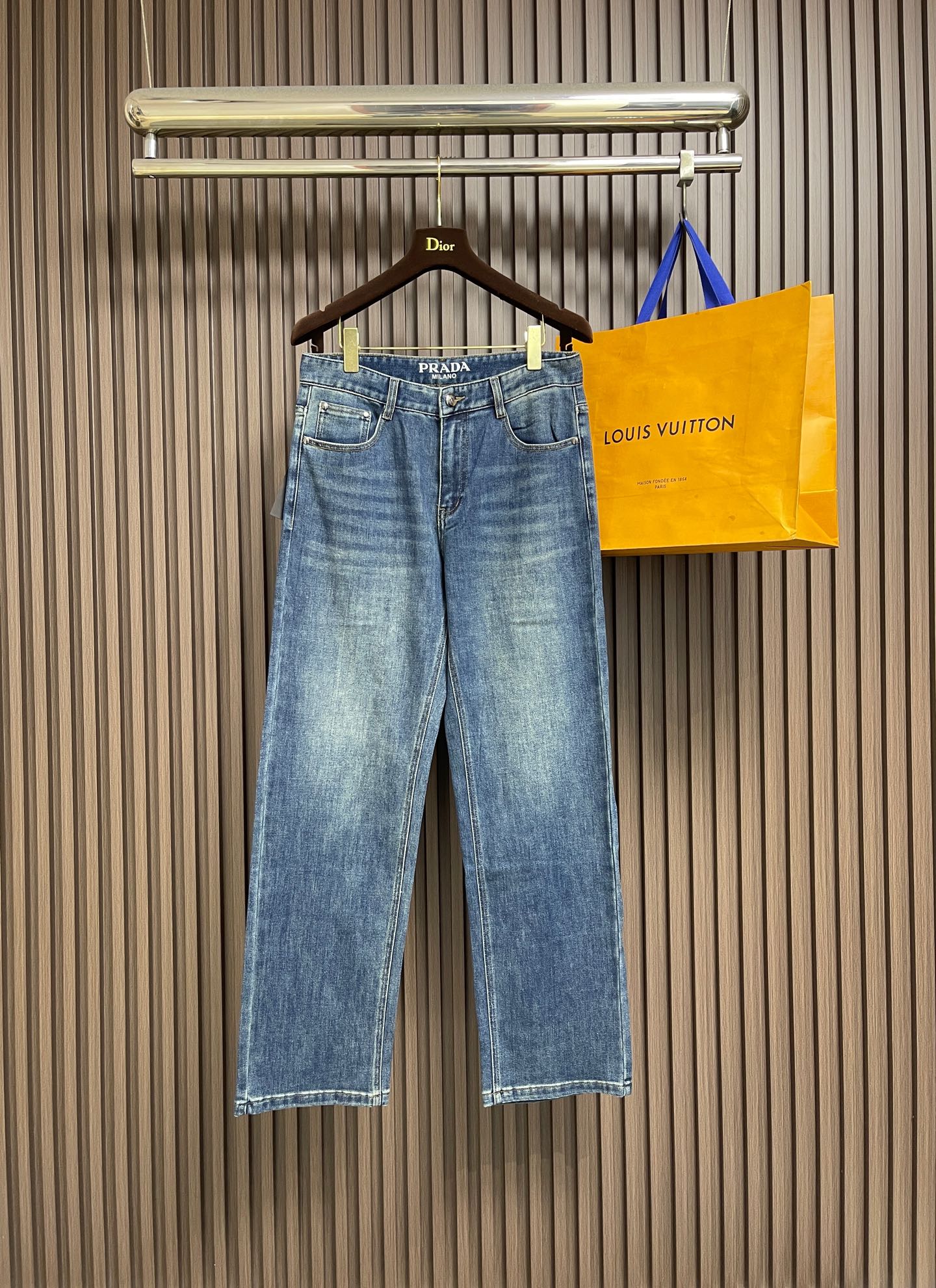 NO:928761,Prada jeans with embossed logo on the back pocket, classic five-pocket trousers, custom-supplied denim, thin and soft material, minimal elasticity laterally, medium wash, very clean and solid color!  Match it with a light-colored top. It can be matched with the same style to create a fashionable look and control various occasions. Customized accessories, complete with three standards, same style for men and women. Sizes 29-30-31-32-33-34-36-38-40, prada, jeans,19860909Prada 后袋压印标识牛仔裤,经典的五袋裤,客供的丹宁,料薄且质软,横向极微弹力,中度水洗,非常干净纯色！跟浅色上衣配一脸.能与同款搭配营造时尚造型,驾驭各种场合,定制辅料,三标齐全,男女同款.尺码29-30-31-32-33-34-36-38-40,,prada,jeans,,Men's clothing