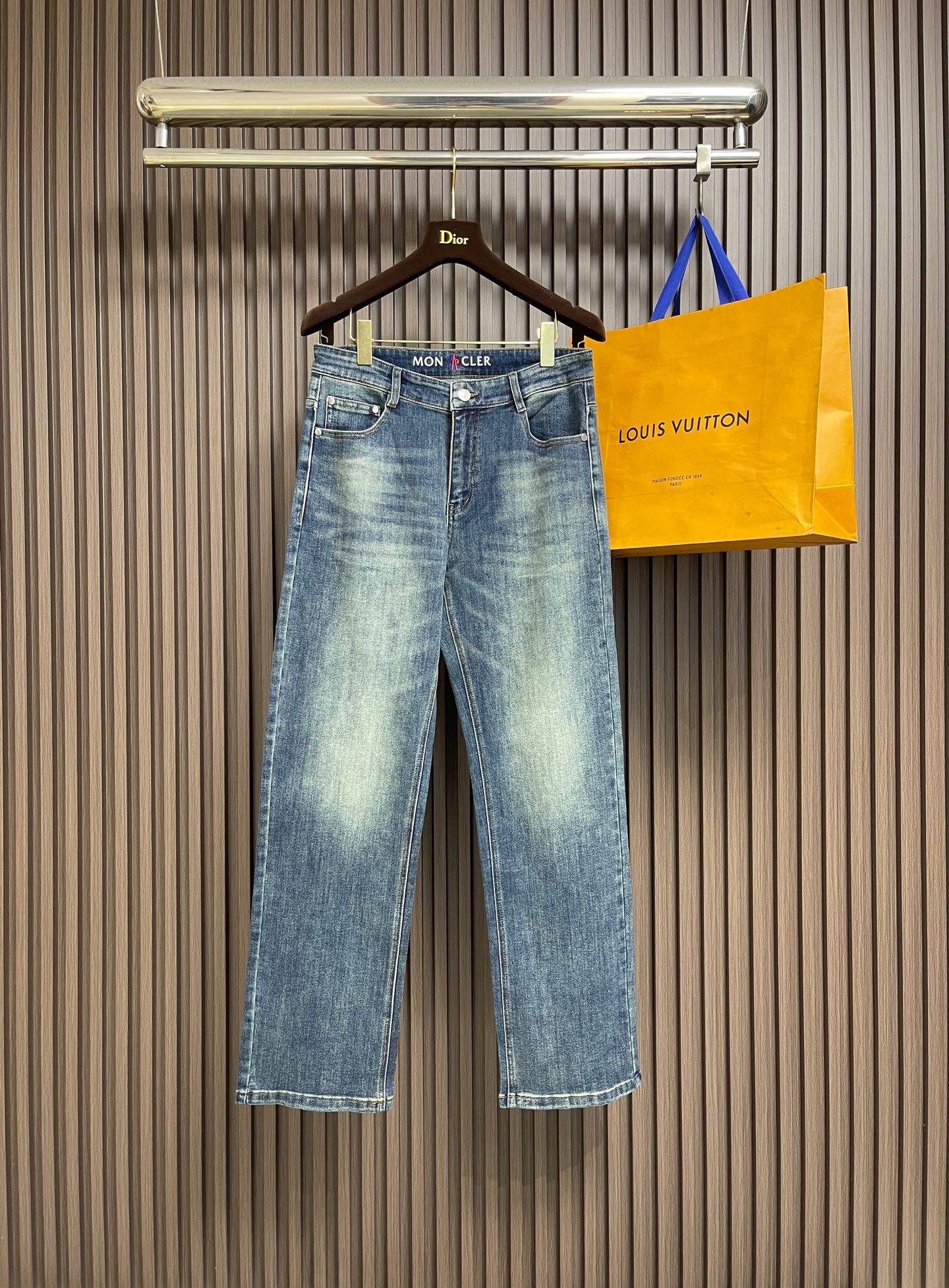 NO:928770,Moncler 2026SS new summer jeans, super versatile and hallmark jeans, made of denim denim. The fabric is made soft through environmentally friendly washing process. The fabric is slightly elastic and more comfortable. The inner edges, engraved hardware buttons, leather tags, and woven wheat accessories are all original products. Straight-leg version, not picky about your figure. Sizes 29-30-31-32-33-34-36-38-40,,jeans,19860909Moncler 2026SS夏季新款牛仔裤,超级百搭、殿堂级的牛仔裤,采用丹宁牛仔布,通过环保洗水工艺使面料变得柔软,面料微弹,舒适度更高,内里包边,刻字五金纽扣、皮牌、织麦辅料全为原厂货.直筒版型,不挑身材.尺码29-30-31-32-33-34-36-38-40,,jeans,,Men's clothing