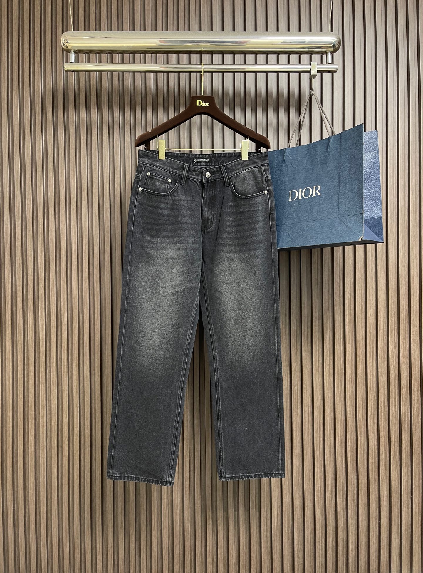 NO:935655,Chrome Hearts CH Cross Hardware Logo Jeans, available in different washes and textures, are very friendly to people with thin legs and thick legs. The straight version is very flattering to the leg shape. The timeless and moderate length makes it easy to match casually. It is the basis of various styles and is a must-have in the wardrobe!  The fabric is stiff but also makes the upper body soft without losing texture. The washing process is even more perfect. It is a must-have item for everyone!  Size 29-30-31-32-33-34-36-38-40,,chrome hearts,chrome hearts,jeans,19860909Chrome hearts CH 克罗心 十字五金标识牛仔裤,不同水洗质感的款式,对腿细腿粗人士十分友好,直筒的版型十分修饰腿型 永不过时的适中长度,搭配起来轻松随意,各种风格的造型基础,衣橱中的必备款！面料硬挺的同时又做到了上身柔软而不失质感的效果,洗水工艺更是做到了极致,人手必备款！尺码29-30-31-32-33-34-36-38-40,,chrome hearts,chrome hearts,jeans,,Men's clothing
