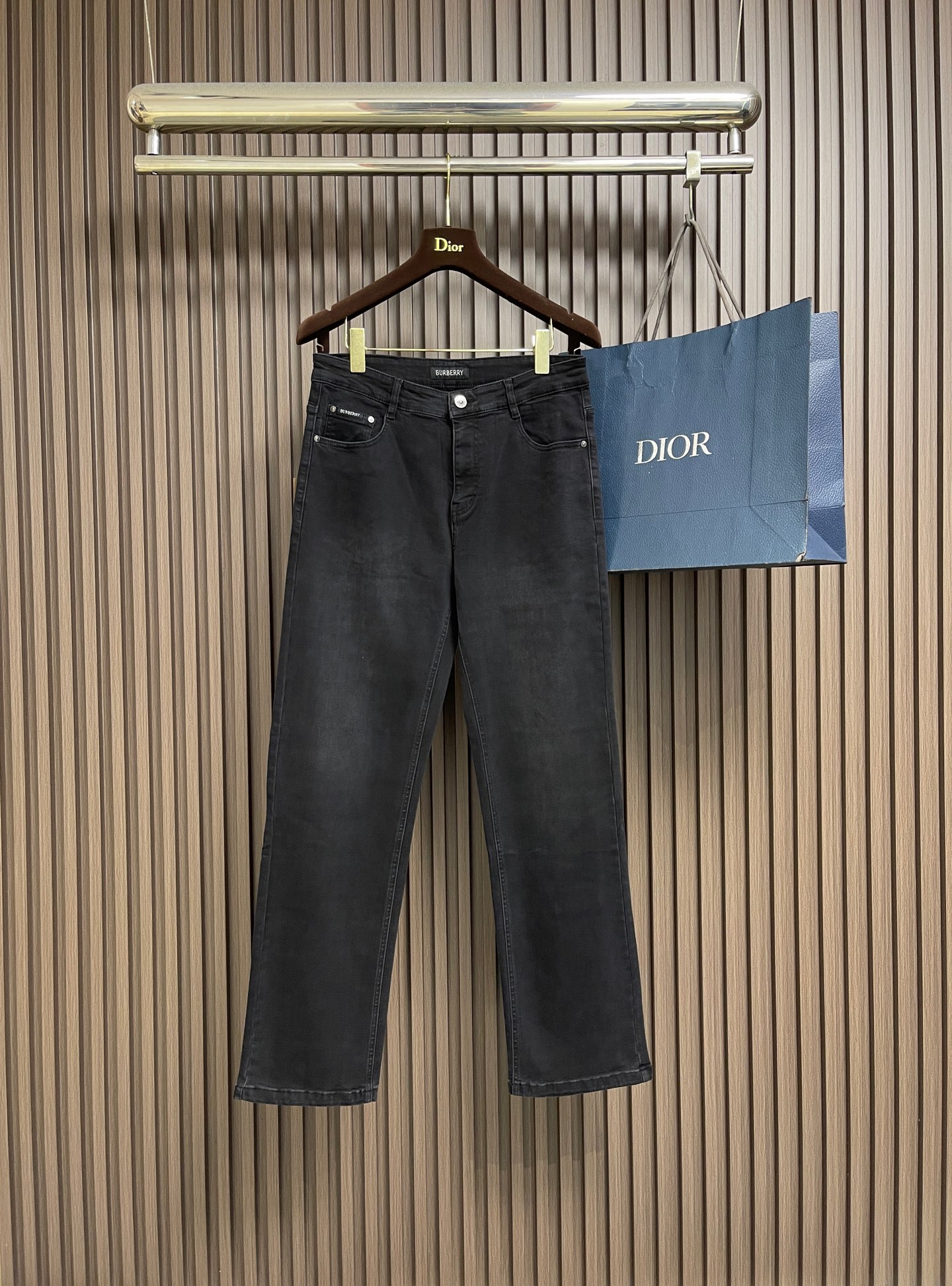 NO:928750,Burberry  War horse logo men's straight jeans, 2026SS new model, one of the must-have items for daily casual wear, low-key and fashionable. Made of custom-woven denim cotton, using long-staple cotton from Xinjiang, with a strong texture, classic denim thick yarn twill fabric, tight texture, ultimate skin-friendly feeling, good moisture absorption and breathability.  Comfortable to wear, the style design is very neat and simple, with a straight cut, a war horse logo on the back pocket, and a classic and unchanged leather nameplate design on the waistband, the sense of class is clear at a glance. Sizes 29-30-31-32-33-34-36-38-40,, burberry, jeans,19860909Burberry 战马徽标男士直筒牛仔裤,2026SS新款,日常休闲穿搭必备的单品之一,低调时髦.客供定织牛仔棉布制作,采用新疆的长绒棉,肌里感强烈,经典牛仔粗支纱斜纹布面,质地紧密,极致的亲肤感,吸湿透气性好,穿着舒适,款式设计十分俐落简洁,直筒版型裁剪,后袋的战马徽标,裤腰经典不变的皮牌铭牌设计,档次感一目了然.尺码29-30-31-32-33-34-36-38-40,,burberry,jeans,,Men's clothing