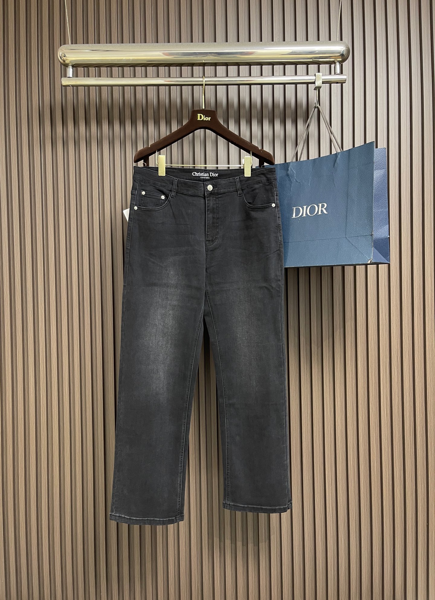 NO:935658,Dior 2026 SS early spring new product series is a universal match weapon. Jeans with leather tags on the back pocket that can be used for commuting, business or leisure travel. Simple and extreme tailoring is the brand's design concept. Imported Turkish denim cow fabric, beautiful color, micro-elastic fabric, versatile and versatile, will not deform or discolor after long-term washing, and the color will become more and more natural as time goes by.  Personality without losing elegance. Sizes 29-30-31-32-33-34-36-38-40, dior,jeans,19860909Dior 2026SS早春新品系列 万能搭配法宝 通勤商务还是休闲出行都可驾驭的后袋皮标牛仔裤 简单极致的版型剪裁是品牌的设计理念.进口土耳其牛仔牛面料,色泽靓丽,微弹力面料,随意百搭,久洗不变形、不变色,经过岁月流逝颜色会越来越自然 个性不失优雅.尺码29-30-31-32-33-34-36-38-40,,dior,jeans,,Men's clothing