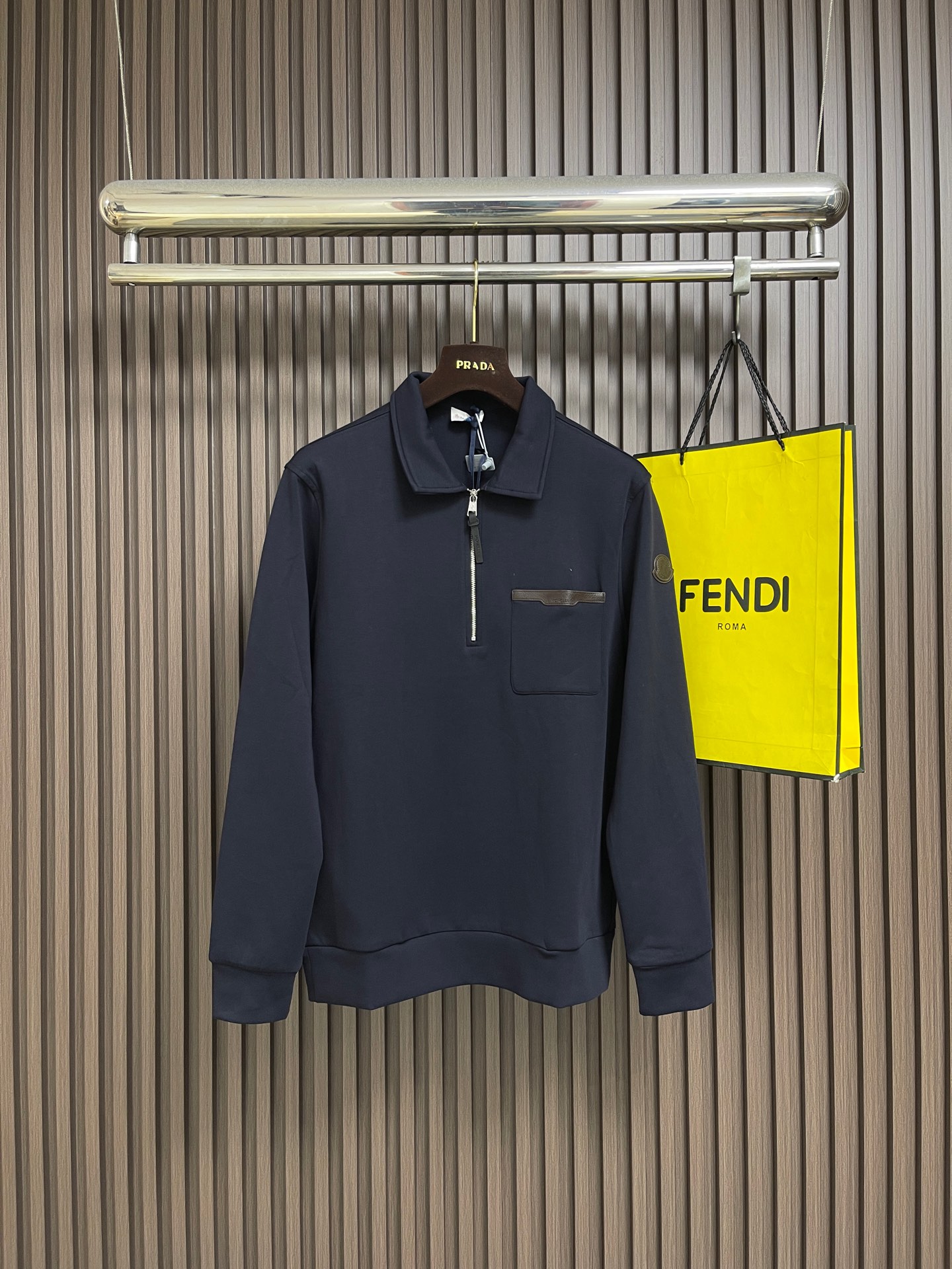 NO:935687,Moncler  Cotton half-zip sweatshirt with leather logo. This MONCLER half-zip lapel sweatshirt is made of high-quality cotton fabrics. The fabric has a warm and delicate touch, is breathable and comfortable, has a good stiffness, and is not easy to wrinkle and deform. The classic lapel is equipped with a half-open metal zipper design, which has a simple and elegant shape and is flexible to put on and take off. The chest pocket is embellished with leather trim, with outstanding details and texture, and the sleeves are sewn with circular brand logos for identification.  Full of strength. The cuffs and hem are made of tight rib technology, with moderate elasticity, long-lasting fit and not easy to loosen. The overall fit is loose and fit, the tailoring is smooth and neat, the wiring is even and solid, and multiple seams are reinforced to improve the durability of the clothing. Taking into account various business and leisure scenes, it is suitable for single wear and layering, easily creating a calm and advanced men's style. The overall wiring is straight and delicate, the fabric is comfortable and soft, and the colors are consistent and without color difference.  Can be matched with the same style to create a fashionable look, to suit various occasions, customized accessories, complete with three standards!  Sizes S-M-L-XL Size S Length 68 Bust 114 Shoulder Width 46.5 Size M Length 69.5 Bust 118 Shoulder Width 47.2 Size L Length 71 Bust 122 Shoulder Width 48.4 Size XL Length 72.5 Bust 126 Shoulder Width 49.6,,hoodie,sweatshirts,19860909Moncler 皮革标识棉质半拉链卫衣,这款MONCLER半拉链翻领卫衣精选优质棉质面料打造,面料触感温润细腻,透气舒适且具备不错的挺括感,不易褶皱变形.经典翻领搭配半开金属拉链设计,造型简约大气,穿脱灵活；胸前口袋搭配皮质饰条点缀,细节质感出众,衣袖缝制圆形品牌标识,辨识度十足.袖口与下摆采用紧密罗纹工艺,弹性适中,持久贴合不易松弛.整体版型宽松合身,剪裁流畅利落,走线均匀扎实,多处接缝加固处理,提升衣物耐用度.兼顾商务休闲多种场景,单穿叠搭皆适配,轻松打造沉稳高级的男士穿搭风格.整体走线平直细腻,面料舒适柔软,颜色一致无色差 能与同款搭配营造时尚造型,驾驭各种场合,定制辅料,三标齐全！ 尺码S-M-L-XL S码 衣长 68胸围 114 肩宽 46.5 M码 衣长 69.5 胸围 118 肩宽 47.2 L码 衣长 71 胸围 122 肩宽 48.4 XL码衣长 72.5 胸围 126 肩宽 49.6,,hoodie,sweatshirts,,Men's clothing
