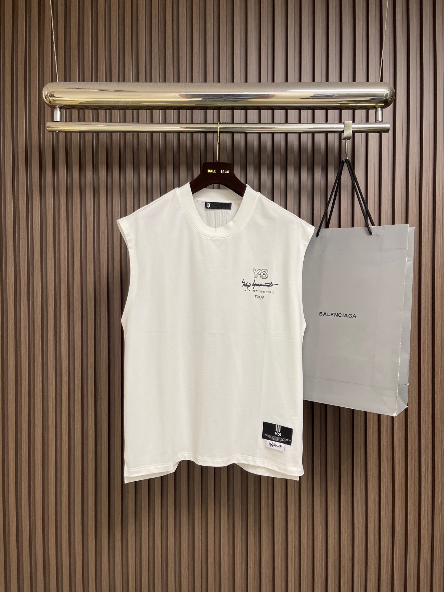 NO:935679,Y3 2026SS new round neck sleeveless T-shirt vest, made of imported cotton material, soft fabric touch, close to the skin and comfortable to wear, classic y3 letter pattern design, very novel and highly recognizable. Classic cut, not picky, fashionable, versatile and easy to wear!  Same style for men and women. Size M-L-XL-2XL-3XL Size M Shoulder width 53 Bust 110 Front length 71.5 Size L Shoulder width 54.5 Bust 114 Front length 72.5 Size XL Shoulder width 56 Bust 118 Front length 73.5 Size 2XL Shoulder width 57.5 Bust 122 Front length  74.5 3XL shoulder width 59 bust 126 front length 75.5, tees, t-shirt,19860909Y3 2026SS新款圆领无袖T恤背心,采用进口棉材质制作而成,柔软的面料触感,贴身穿着亲肤舒适,经典的y3字母图案设计,非常的新颖且极具辨识度.经典的版型裁剪,不挑人,时尚百搭又好穿！男女同款. 尺码M-L-XL-2XL-3XL M码 肩宽 53胸围 110 前衣长 71.5 L码 肩宽 54.5 胸围 114 前衣长 72.5 XL码肩宽 56胸围 118 前衣长 73.5 2XL码 肩宽 57.5胸围 122 前衣长 74.5 3XL码 肩宽 59胸围 126 前衣长 75.5,,tees，t-shirt,,Men's clothing