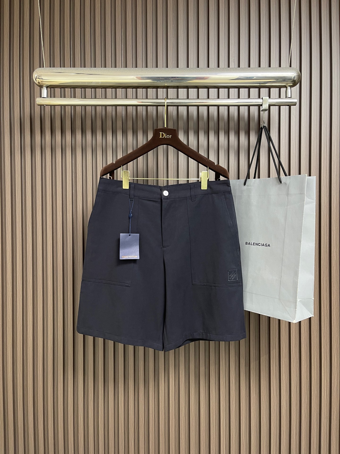 NO:935680,Tops Shorts LV double-breasted short-sleeved shirt-shorts suit, this double-breasted design makes it easy to create a fashionable style in urban summer wear. The navy blue linen fabric is light and breathable, and the double-breasted front with notched lapels and pearl buttons injects fresh tailoring highlights into the whole while paying tribute to the elegant style of the era. Paired with the same color to create a neat silhouette. Sizes S-XL 46-52,, louis vuitton, shorts, shirts, T-shirt,19860909上衣 短裤 LV 双排口短袖衬衫短裤套装,这款双排扣让都市夏日穿搭轻松演绎时髦格调.海军蓝亚麻面料轻盈透气,而双排扣前襟搭配缺角翻领与珍珠纽扣,为整体注入清新剪裁亮点,同时致敬年代的优雅风尚.搭配同色系可打造利落轮廓.尺码S-XL 46-52,,louis vuitton,shorts,shirts,T-shirt,,Men's clothing