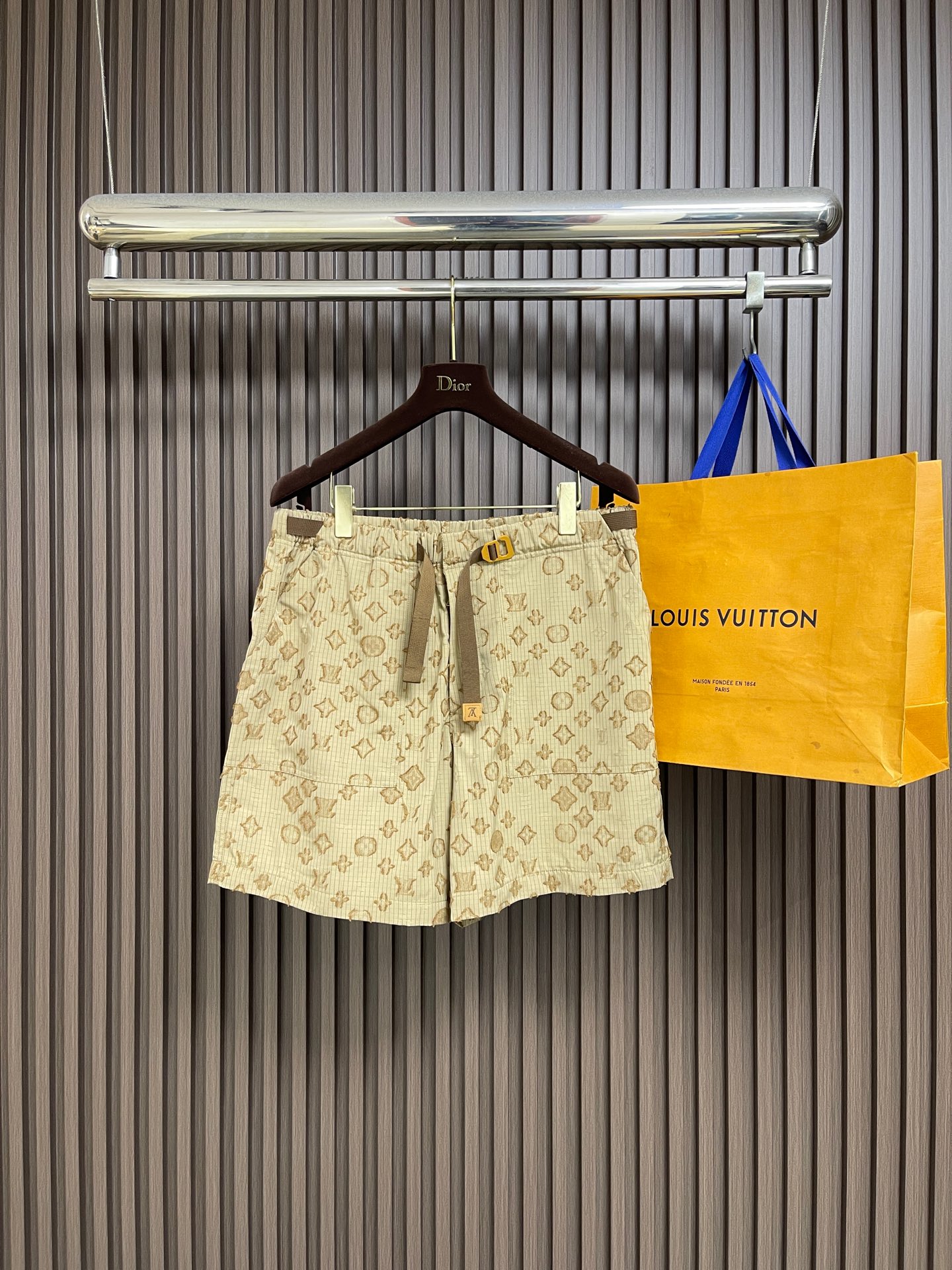 NO:935686,LV Monogram ripstop casual shorts, these waterproof ripstop fabrics are decorated with a soft textured jacquard cut pattern. The camouflage-inspired Monogram Surplus pattern in sandy beige adds a low-key but visually impactful brand logo to everyday looks. Functional details include a comfortable elastic waistband with technical buckles and patch pockets. Match the same series to complete the summer. Size 46-48-50-52 Size 46 Pants length 45 Waist 78 Seat 108  Size 48 Pants length 45.5 Waist 82 Size 50 Pants length 46 Waist 86 Size 52 Pants length 46.5 Waist 90 Sit 120,,louis vuitton,shorts,19860909Lv Monogram 防撕裂休闲短裤,这些防水防撕裂面料饰有柔软质感的提花剪花图案.沙米色系的迷彩灵感 Monogram Surplus 图案为日常造型增添低调却富有视觉冲击力的品牌标识.功能性细节包括舒适的弹性腰带配科技感扣环及贴袋.搭配同系列可组成夏日.尺码46-48-50-52 46码 裤长 45腰围 78 坐围 108 48码 裤长 45.5腰围 82 坐围 112 50码 裤长 46腰围 86 坐围 116 52码 裤长 46.5腰围 90 坐围 120,,louis vuitton,shorts,,Men's clothing