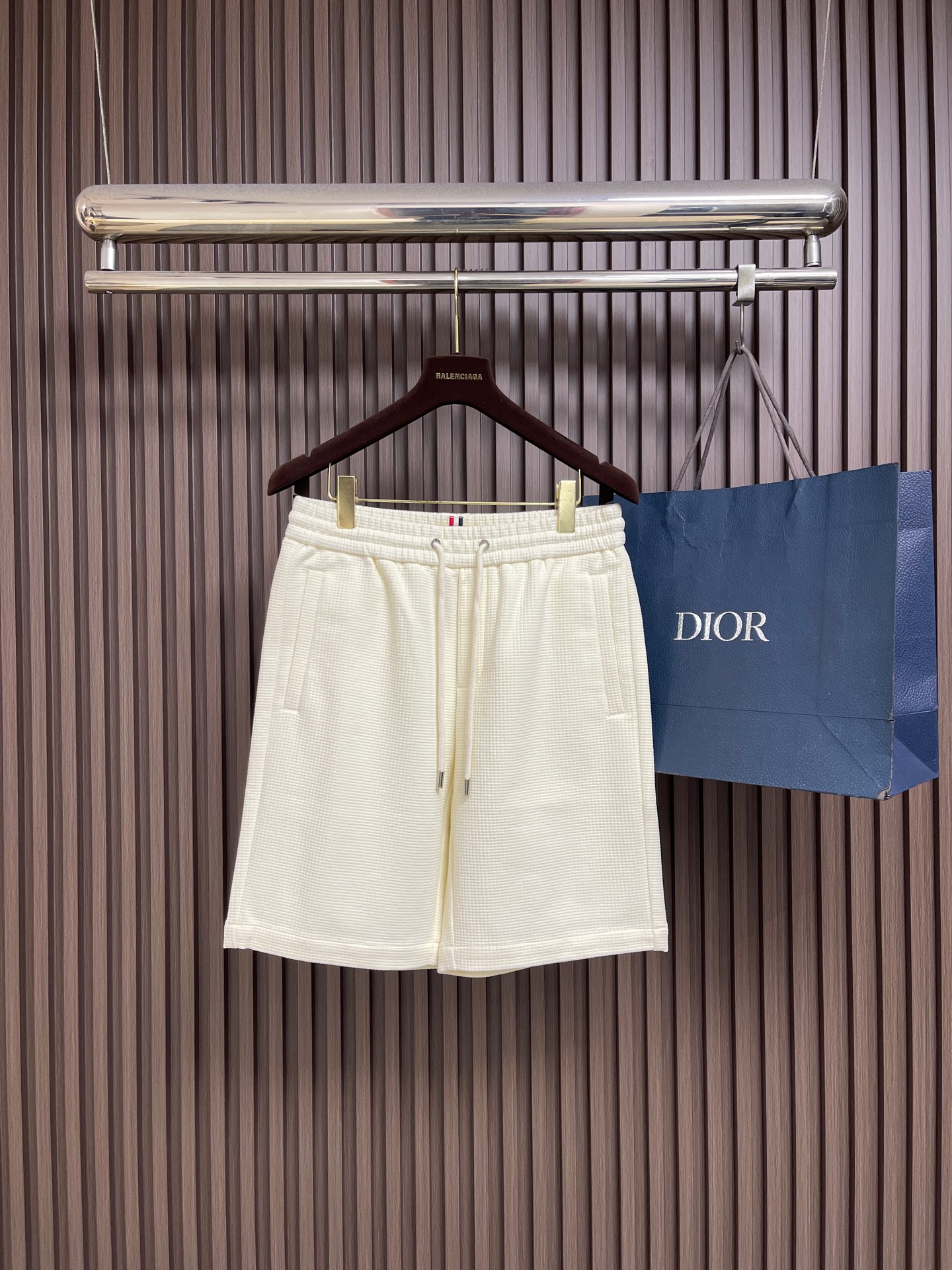 NO:935683,Thom Browne TB casual shorts, custom-made original grade pure cotton fabric, washed and shaped, precision stamp decoration details, brand logo three-color strip decoration, all details are in place to create a sense of quality. Sizes M-3XL,,shorts,19860909Thom Browne TB 休闲短裤,定制原版级纯棉面料,洗水定型,精密仔章装饰细节 品牌标志三色彩条装饰,所有细节到位品质感立现 尺码M-3XL,,shorts,,Men's clothing