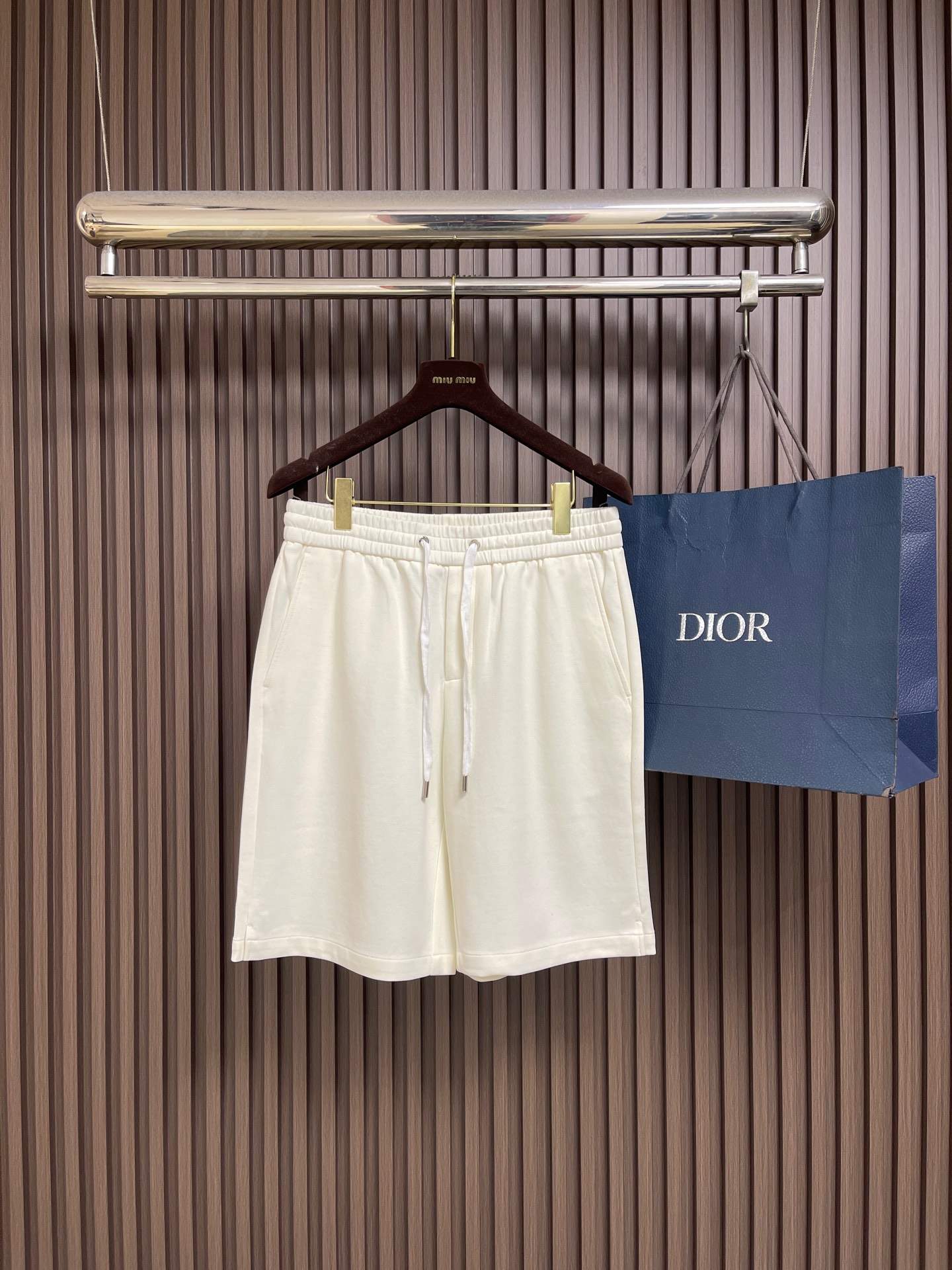 NO:935681,Casual shorts with printed logo on the back pocket, made of imported high-count heavyweight terry cotton fabric. The fabric is soft and thick, skin-friendly, breathable and stylish, and the upper body is comfortable and unrestricted. The waistband is designed with high-elastic ribbing and a metal-tipped drawstring, which is easy to adjust and not easy to slip off; size M-3XL,,shorts,19860909后袋印花标识休闲短裤,采用进口高支重磅毛圈棉面料打造,布面柔软厚实,亲肤透气且有型,上身舒适无束缚；腰头采用高弹罗纹搭配金属头抽绳设计,调节方便不易滑落；尺码M-3XL,,shorts,,Men's clothing