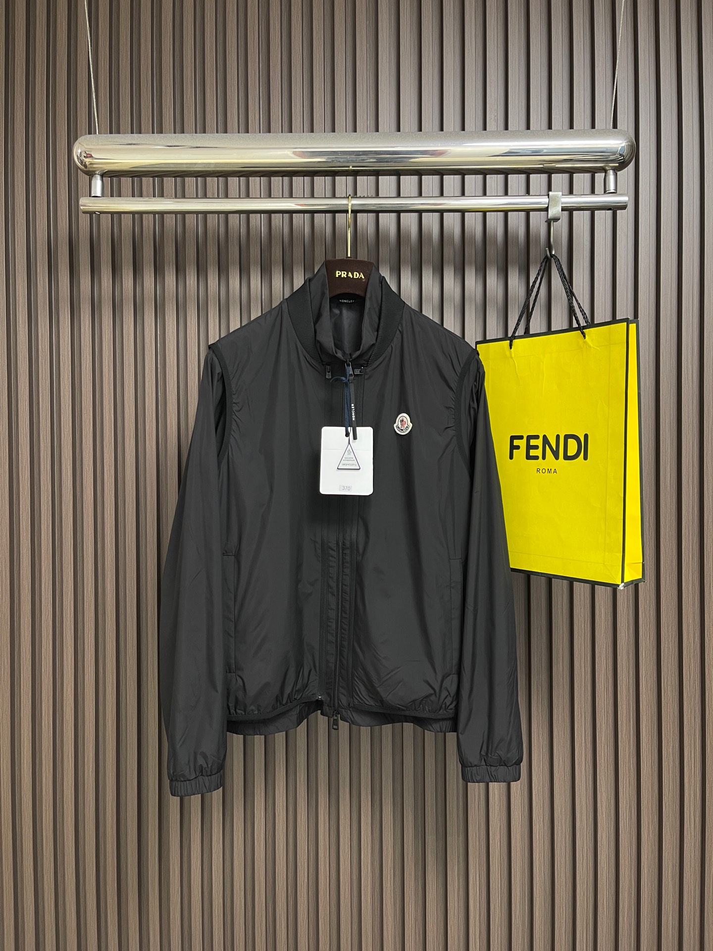 NO:935685,Moncle  Three-in-one detachable jacket. The main body and detachable jacket are both made of polyester fabric. After precision plain weaving and post-finishing processes, the fabric surface is smooth and delicate, and has light and water-repellent properties. The special weaving method makes it light and weightless. At the same time, the fabric has excellent wrinkle resistance and is not prone to stubborn wrinkles in daily wear. It remains smooth and neat after long-term wear. The neckline is made of high-density elastic rib splicing, which is stiff.  It is not easy to collapse, fits the neck tightly, is windproof and temperature-locking. The placket is equipped with a full set of customized zippers, the zipper head is printed with a pattern logo, and the teeth bite smoothly and firmly. There are invisible zipper pockets on both sides, and the bag opening is reinforced with open lines to enhance practicality. It can be freely disassembled and assembled through the zipper opening and closing structure. The pieces fit well and there are no unnecessary bulges after splicing. One garment unlocks three wearing styles, which is full of practicality!  It can be worn as a separate outer layer and is detachable, layered and long-sleeved to create a layered look; combined with the combination, it is thickened and windproof to cope with the cool weather. One set is suitable for a variety of scenes, taking into account texture and flexibility. Size 1-2-3-4 1 size, length 68 Bust 118 Shoulder width 48 Size 2, length 69.5 Bust 122 Shoulder width 49 Size 3, length 71 Bust 126  Shoulder Width 50 Size 4 Length 72.5 Bust 130 Shoulder Width 51,,jackets & coats,jackets & coats,19860909Moncle 三合一可拆卸夹克外套,主体与可拆卸均选用聚酯纤维面料,经过精密平纹织造与后整理工艺,布面平滑细腻,自带轻薄防泼水性能.织法特殊性使其轻盈无负重感.同时面料抗皱性出众,日常穿着不易产生顽固褶皱,久穿依旧平整利落.领口采用高密度弹力罗纹拼接,挺括不易塌陷,紧密贴合颈部防风锁温.门襟处配备全套定制拉链,拉链头印有图案标识,齿牙咬合顺滑稳固.两侧设有隐形拉链口袋,袋口明线加固,强化实用性.与通过拉链开合结构自由拆装,裁片贴合度高,拼接之后无多余凸起.一衣解锁三种穿搭形态,实用性拉满！单独外搭可拆卸,叠穿、长袖打造层次穿搭；将与组合为一体,加厚防风应对微凉天气.一套适配多种场景,兼顾质感与穿搭灵活性.尺码1-2-3-4 1码 衣长 68胸围 118 肩宽 48 2码 衣长 69.5胸围 122 肩宽 49 3码 衣长 71胸围 126 肩宽 50 4码 衣长 72.5胸围 130 肩宽 51,,jackets & coats,jackets & coats,,Men's clothing