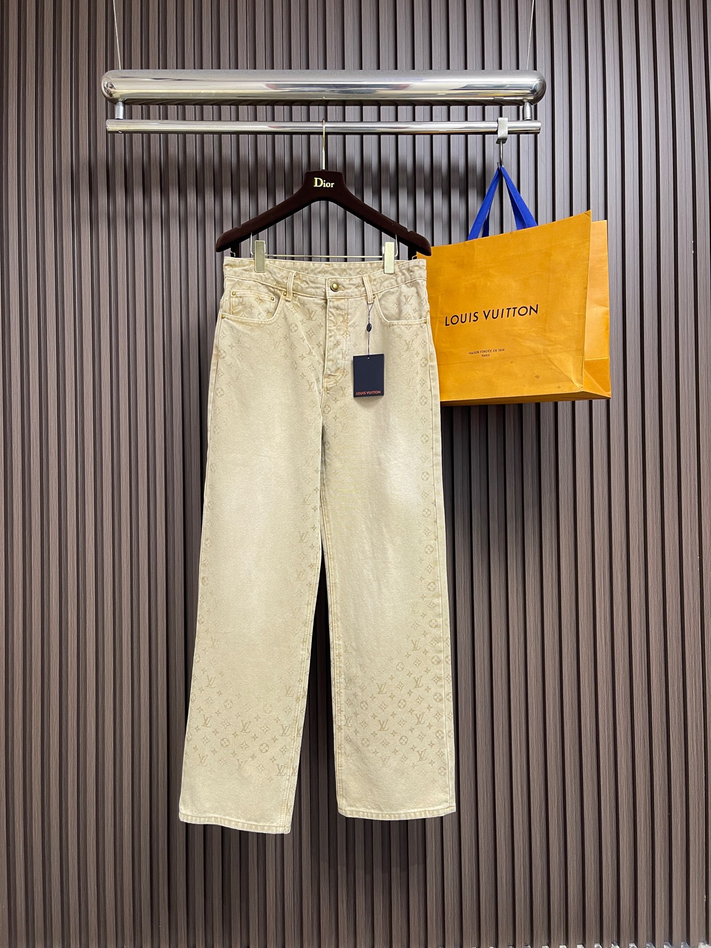 NO:935688,LV MONOGRAM gradient jeans, the 2026ss spring and summer fashion show refines the traditional Indian fabric dyeing process, setting the trend tone of this denim skateboard pants. The cotton canvas surface presents a Faded Monogram pattern, and the old rivets and Nubuck Mini Damier leather patches complete the exquisite details. Size 28-30-32-34-36 28 yards, pants length 107.5, hips 102, waist 76, 30 yards  Pants length 109 Hips 106 Waist 80 Size 32 Pants length 110.5 Hips 110 Waist 84 Size 34 Pants length 112 Hips 114 Waist 88 Size 36 Pants length 113.5 Hips 118 Waist 92,,louis vuitton,jeans,19860909LV MONOGRAM 渐变牛仔裤,2026ss春夏时装秀对印度传统织物染色工艺的提炼,奠定此款牛仔滑板裤的潮流基调.棉质帆布表面呈现Faded Monogram图案,做旧铆钉和Nubuck Mini Damier皮革贴饰完善精致细节.尺码28-30-32-34-36 28码 裤长 107.5 臀围 102 腰围 76 30码 裤长 109臀围 106 腰围 80 32码 裤长 110.5 臀围 110 腰围 84 34码 裤长 112 臀围 114 腰围 88 36码 裤长 113.5 臀围 118 腰围 92,,louis vuitton,jeans,,Men's clothing