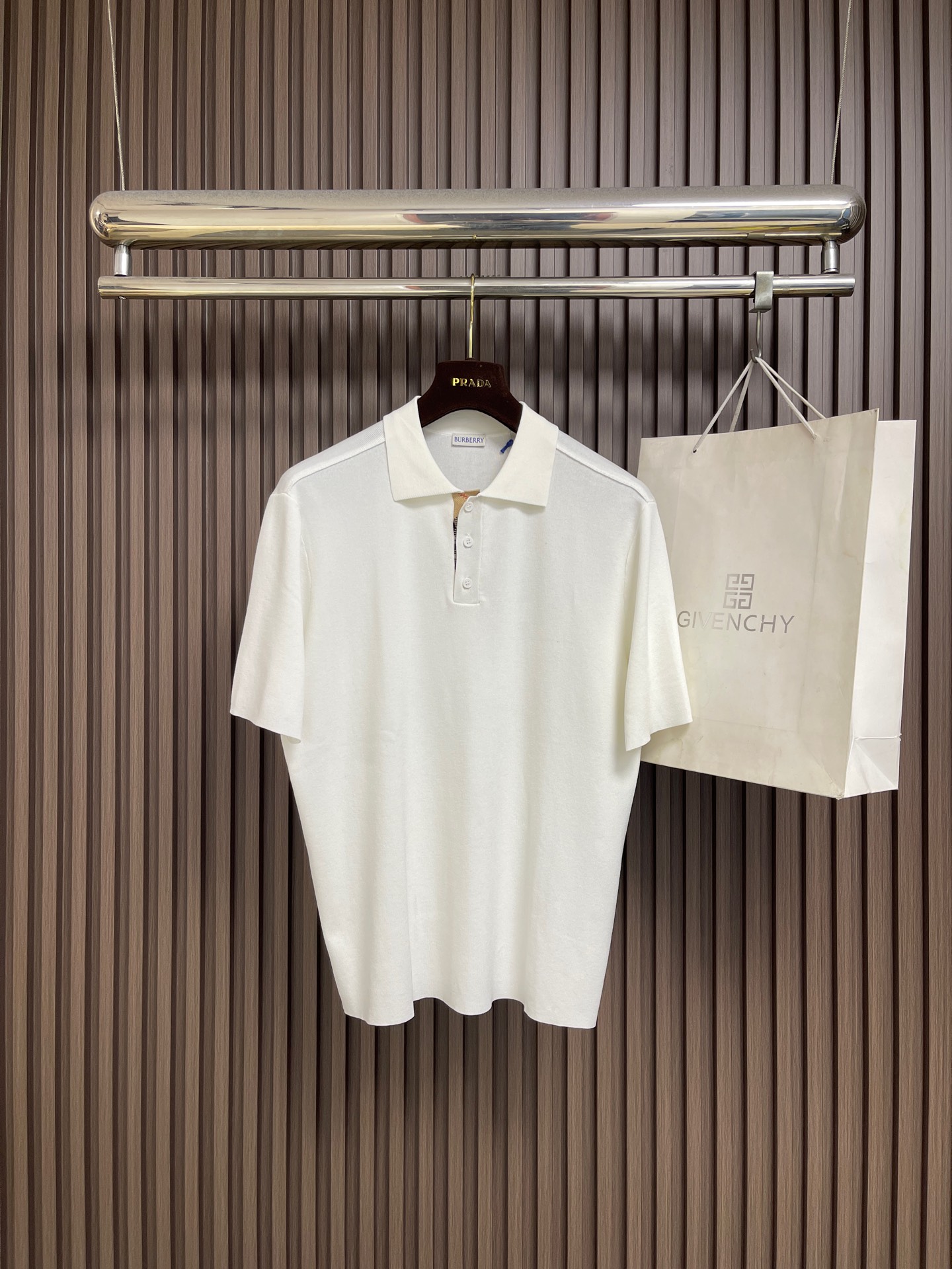 NO:935682,Burberry wool check embellished short sleeves  Polo shirt, this BBR knitted Polo is woven with high-count fine knitted yarn. The fabric texture is smooth and smooth, breathable and sweat-wicking, and the upper body is refreshing and non-sticky. The classic lapel has been shaped by high temperature, and the version is stiff and three-dimensional, which is not easy to collapse and deform after long-term wear. The placket is equipped with brand plaid lining details, which is low-key and highlights the light and luxurious texture. The cuffs and hem are ribbed and processed with precision.  , the stitching is even and fine, and it is not easy to loosen and curl. The overall version is three-dimensionally cut, the shoulders are neatly routed, and the moderately loose version adapts to a variety of body shapes and modifies the body. The solid color is simple and has a high-end and durable appearance. The entire garment is free of excess threads, and the workmanship is rigorous and elegant. It is suitable for daily commuting and leisure scenes. Gentle washing can maintain the original version and fabric texture. Size XS-S-M-L  size19860909Burberry 羊毛格纹装饰短袖 Polo衫,这款BBR针织Polo精选高支细腻针织纱线织造,面料肌理平整顺滑,透气排汗,上身清爽不黏身.经典翻领经过高温定型工艺,版型挺括立体,长久穿着不易塌陷变形；门襟处搭配品牌格纹内里细节,低调凸显轻奢质感.袖口和下摆采用罗纹收边工艺,车工精密,针脚均匀细密,不易松弛卷边.整体版型经过立体剪裁,肩部走线工整利落,适度宽松版型适配多种身形,修饰体态.纯色简约外观高级耐看,整件衣服剔除多余线头,做工严谨考究,日常通勤和休闲场景都合适,轻柔水洗就能保持原有的版型与面料质感.尺码XS-S-M-L XS码 衣长 66胸围 102 肩宽 43 S码衣长 68胸围 110 肩宽 45 M码 衣长 70胸围 118 肩宽 47 L码衣长 72胸围 126 肩宽 49,,burberry,T-shirt,,Men's clothing