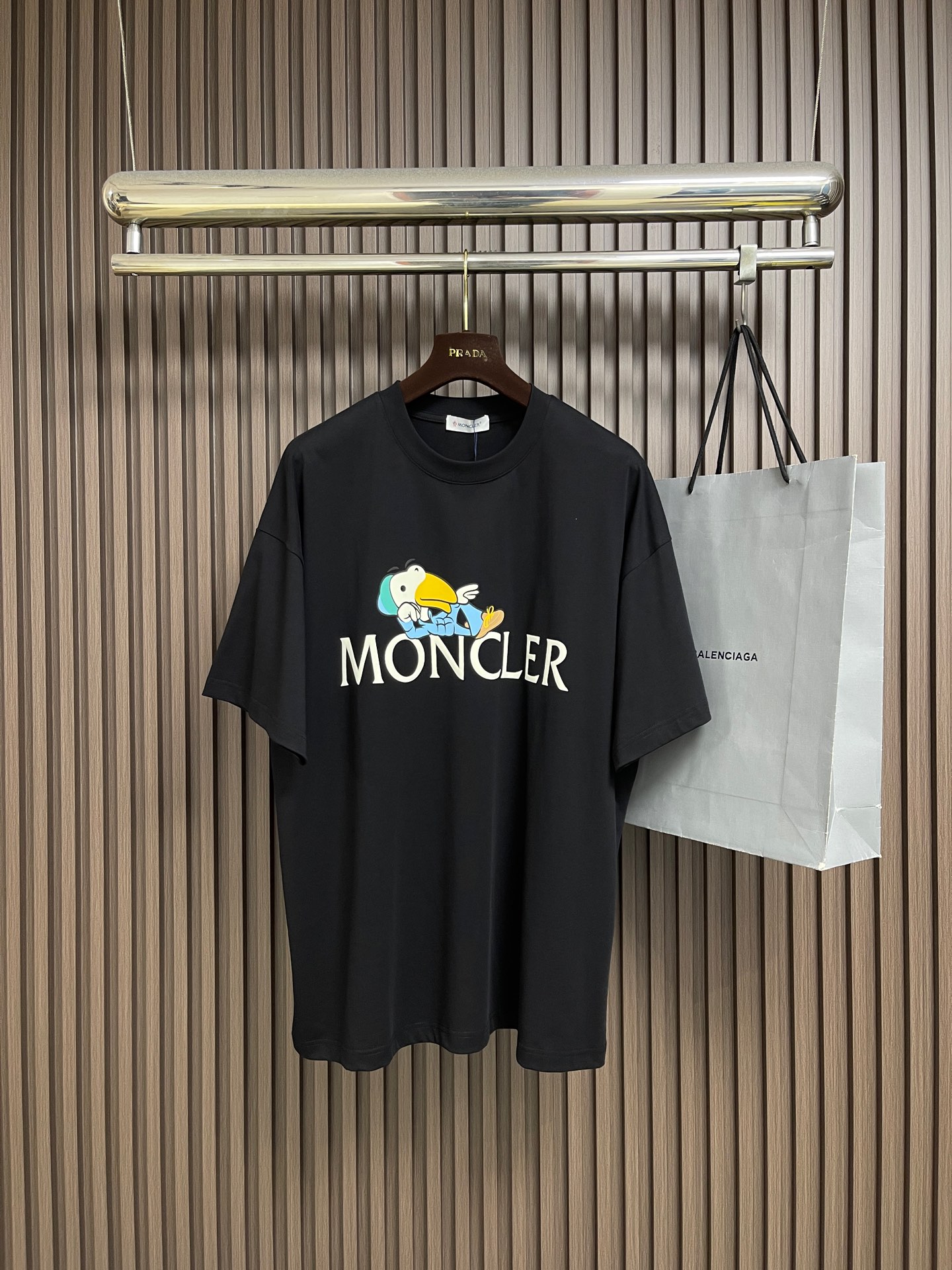 NO:945812,Moncler cartoon printed short-sleeved T-shirt, pure cotton double yarn fabric, contrast-dyed fabric, ultra-fine flat screen printing technology, full of fashion sense, using fine gauze material as the screen, custom-dyed pure cotton fabric, the upper body effect is loose and casual. Sizes M-3XL, T-shirt, tees, t-shirt,19860909Moncler 卡通印花短袖T恤,纯棉双纱面料,对色定染面料,超精细平网印花工艺,潮流感十足,采用细致纱网材质做网板,定染纯棉面料,上身效果宽松休闲.尺码M-3XL,,T-shirt,tees，t-shirt,,Men's clothing