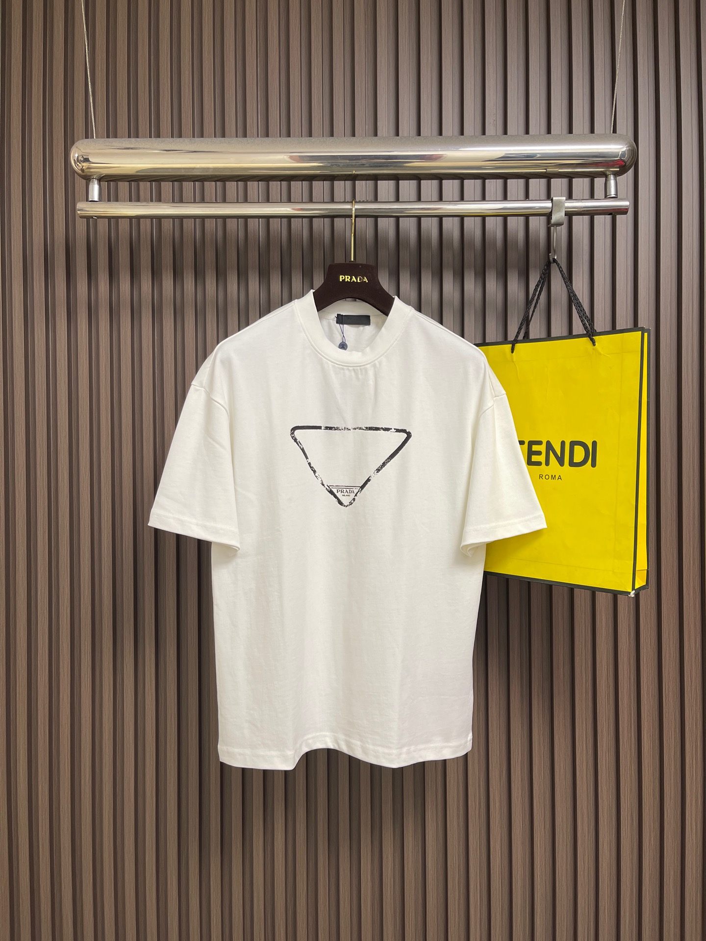 NO:945825,Prada's contrasting logo printed short-sleeved T-shirt is simple yet luxurious. The T-shirt's exquisite brand printing is a symbol of Prada's century-old heritage and exquisite craftsmanship, highlighting its unique identity and extraordinary taste. The selected high-quality fabrics are soft and delicate to the touch, skin-friendly and breathable, and comfortable to wear. Whether it is daily travel, casual gatherings or business light occasions, it can be easily adapted to add fashion charm to you and become a timeless classic item in the wardrobe. Sizes M-XXL M  Bust 108, shoulder width 55, length 68.5 L, bust 112, shoulder width 57, length 70.519860909Prada 撞色logo印花短袖T恤,简约中尽显奢华格调,T恤精致的品牌印花,是Prada百年底蕴与精湛工艺的象征,彰显着独特身份与非凡品味.精选优质面料,触感柔软细腻,亲肤透气,穿着舒适自在,无论是日常出行、休闲聚会还是商务轻场合,它都能轻松适配,为你增添时尚魅力,成为衣橱中永不过时的经典单品.尺码M-XXL M码 胸围108 肩宽55 衣长68.5 L码 胸围112肩宽57 衣长70.5 XL码胸围116肩宽59 衣长72.5 XXL码 胸围120肩宽60 衣长74.5,,prada,T-shirt,tees，t-shirt,,Men's clothing