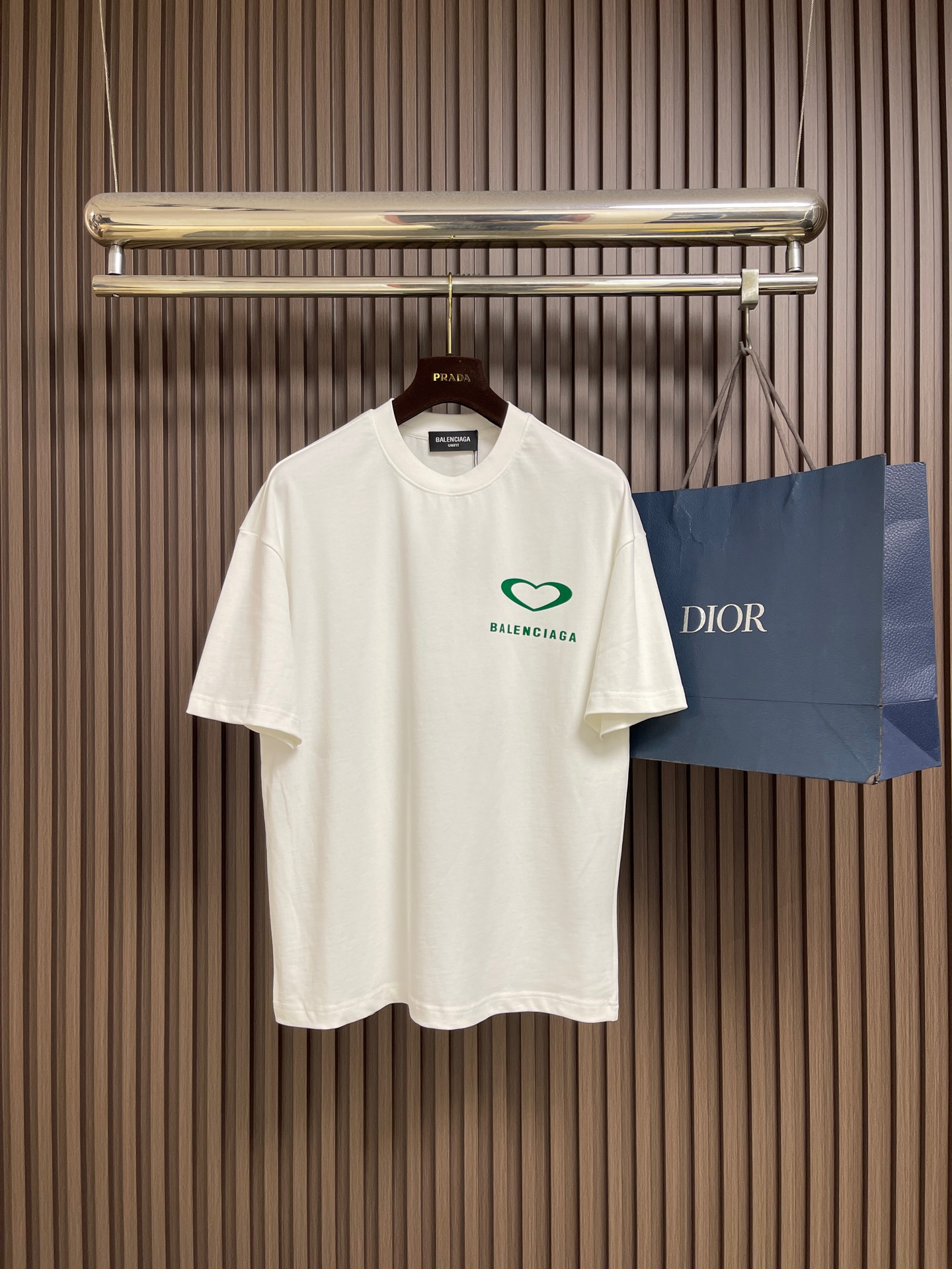 NO:945840,Balenciaga 2026ss early spring short-sleeved T-shirt with heart logo print on the chest. It is made of fully combed cotton fabric. It is soft and delicate. A basic base shirt is indispensable in a man's wardrobe. It can be used to match various clothes anytime and anywhere to meet your daily needs. The design of the clothes is very simple and low-key. Dear friends, hurry up and get it. Sizes M-XXL M, bust 108, shoulder width 55, length 68.5 L  Bust 112, shoulder width 57, length 70.519860909Balenciaga 2026ss早春胸前爱心logo印花短袖T恤 采用全精梳棉面料 柔软细腻 男人的衣柜都少不了基础打底衫 随时随地都可以拿来搭配各种服饰 满足您日常生活需求 ,衣服设计非常的简洁 ,很是低调的设计 亲们赶紧入手.尺码M-XXL M码 胸围108 肩宽55 衣长68.5 L码 胸围112肩宽57 衣长70.5 XL码胸围116肩宽59 衣长72.5 XXL码 胸围120肩宽60 衣长74.5,,balenciaga,T-shirt,tees，t-shirt,,Men's clothing