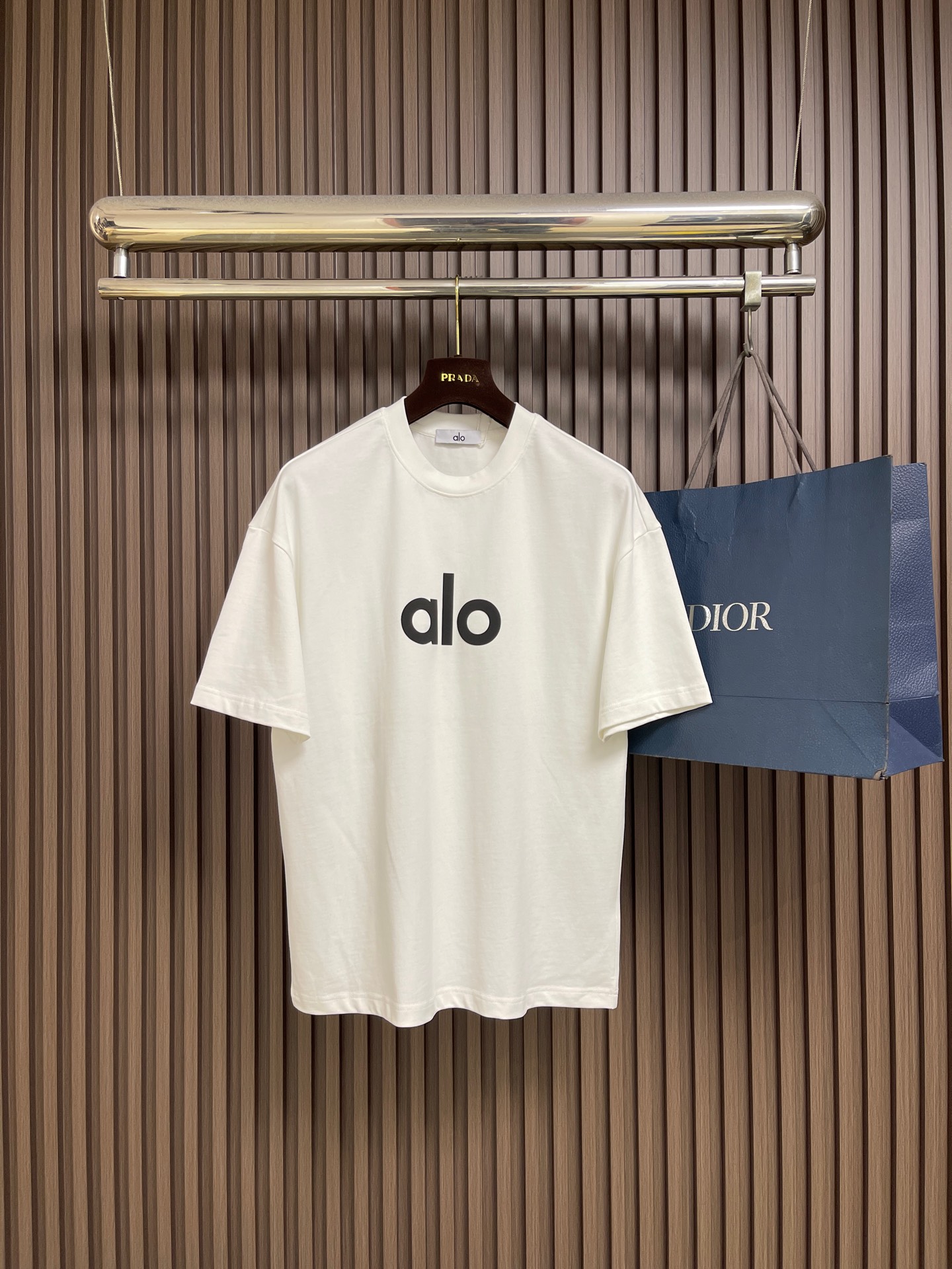 NO:945943,ALO 2026ss new short-sleeved T-shirt for early spring. This 280g classic T-shirt adopts timeless solid colors and is easy to match. It is made of organic cotton and is decorated with a 3D printed logo on the chest. Sizes M-XXL  Length 72.5 XXL, bust 120, shoulder width 60, length 74.5, T-shirt, tees, t-shirt,19860909ALO 2026ss早春新款短袖T恤,这款 280g 经典T恤采用永恒的净色,易于搭配.它采用有机棉制成,胸口饰有3D印花的logo标识字样.尺码M-XXL M码 胸围108 肩宽55 衣长68.5 L码 胸围112肩宽57 衣长70.5 XL码胸围116肩宽59 衣长72.5 XXL码 胸围120肩宽60 衣长74.5,,T-shirt,tees，t-shirt,,Men's clothing