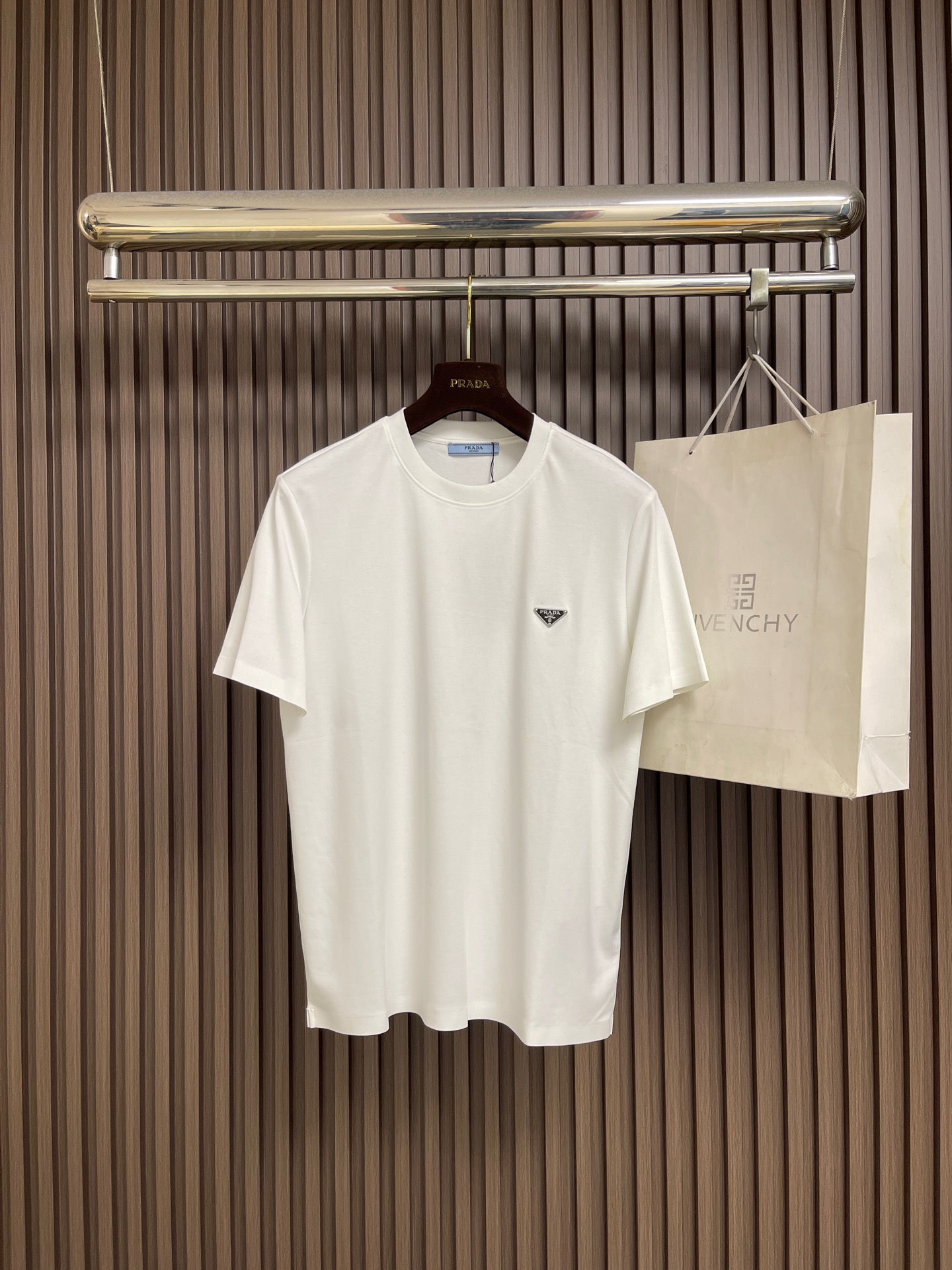 NO:945905,Prada 2026SS early spring new triangle logo short-sleeved T-shirt, made of soft and skin-friendly cotton fabric, standard round neck short-sleeved cut, more suitable for daily wear. The simple yet design logo is cleverly combined, suitable for creating a casual and casual modern urban look. The simple round neck type can modify various face shapes, and is a must-have for temperamental men's wardrobe. Sizes M-3XL, prada, T-shirt, tees, t-shirt,19860909Prada 2026SS早春新款三角标识短袖T恤,甄选软糯亲肤的全棉面料制成,标准版圆领短袖裁剪,更适合日常穿着.简约不失设计感logo巧妙结合,适合打造休闲率性的现代都市感造型.简约的圆领领型,能够修饰各种脸型,气质男人衣柜必备.尺码M-3XL,,prada,T-shirt,tees，t-shirt,,Men's clothing