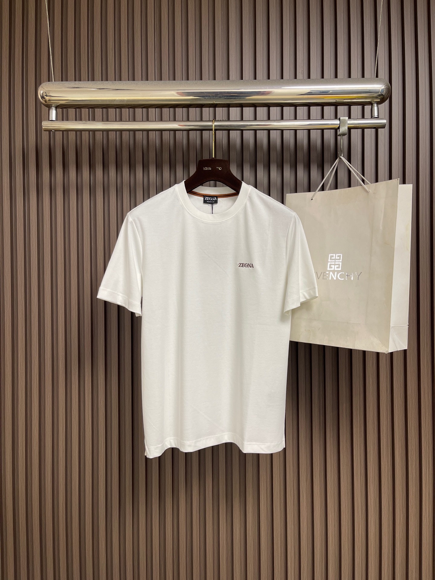 NO:945932,Zegna's classic micro-label logo embroidered short-sleeved round-neck T-shirt. The covered neck design makes the classic item more sophisticated. The micro-label on the front chest is decorated with the zegna logo, making the overall appearance more elegant. Size M-3XL,, T-shirt,19860909Zegna 经典微标Logo刺绣短袖圆领 T 恤,包领口设计令经典单品更显精致考究.前胸微标饰有zegna logo标识,令整体外观更为考究.尺码M-3XL,,T-shirt,,Men's clothing