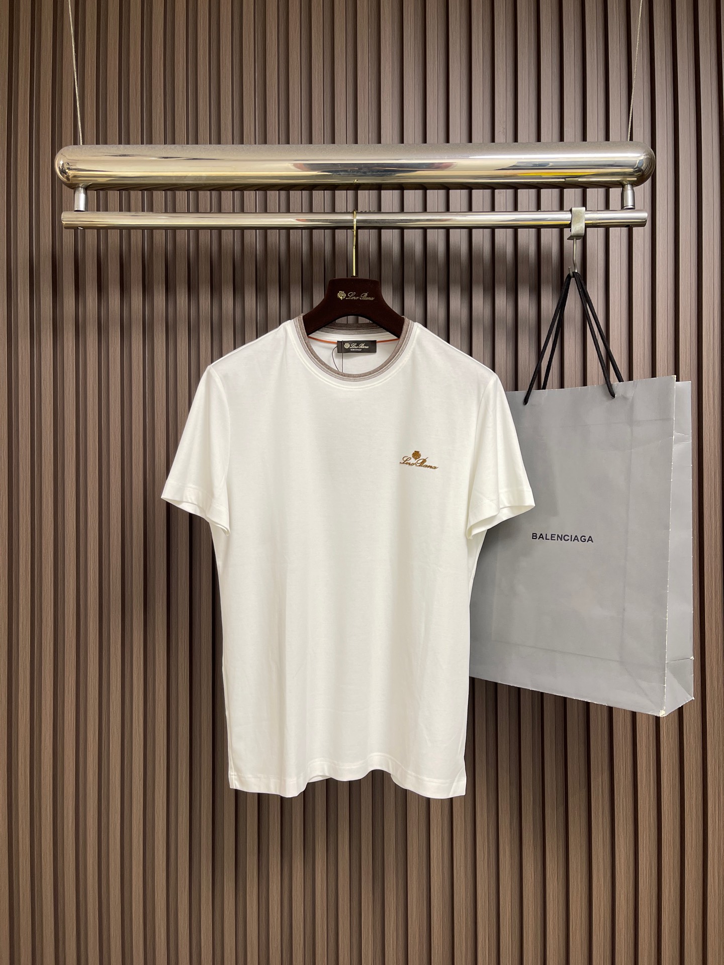NO:945755,LP loro piana double-strand mercerized cotton offset printed logo short-sleeved T-shirt, customized mercerized, premium fabric, excellent skin-friendly, extremely perfect details, slim fit on the upper body, brand logo offset printed embellishment. Size M-3XL,, loro piana, loro piana, T-shirt, tees, t-shirt,19860909LP loro piana 双股丝光棉胶印标识短袖T恤,定制丝光、特级面料,亲肤性绝佳,细节极致完美,上身效果修身贴肤,品牌标识胶印点缀.尺码M-3XL,,loro piana,loro piana,T-shirt,tees，t-shirt,,Men's clothing