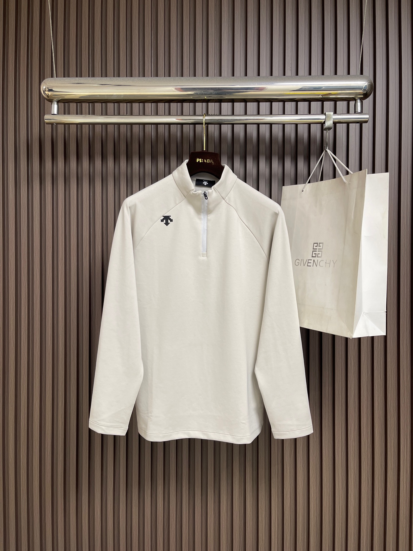 NO:945881,Descente Descente's new early autumn half-zip casual commuting bottoming shirt long-sleeved sweatshirt!  A very elegant and simple style, the upper body is soft and breathable, the fabric is wide and stylish without collapse, the three-dimensional silicone logo is not flashy, it has a full sense of brand identity, the underarms are breathable and decorated with laser holes, it is simple and elegant with texture. Sizes M-3XL, hoodie, sweatshirts,19860909Descente 迪桑特早秋新款半拉链休闲通勤打底衫长袖卫衣！很大气简约的一个款式,上身柔适透气,面料挺阔有型不坍塌,立体硅胶logo,不花里胡哨,品牌标识感十足,腋下透气激光空点缀,简约大气有质感.尺码M-3XL,,hoodie,sweatshirts,,Men's clothing
