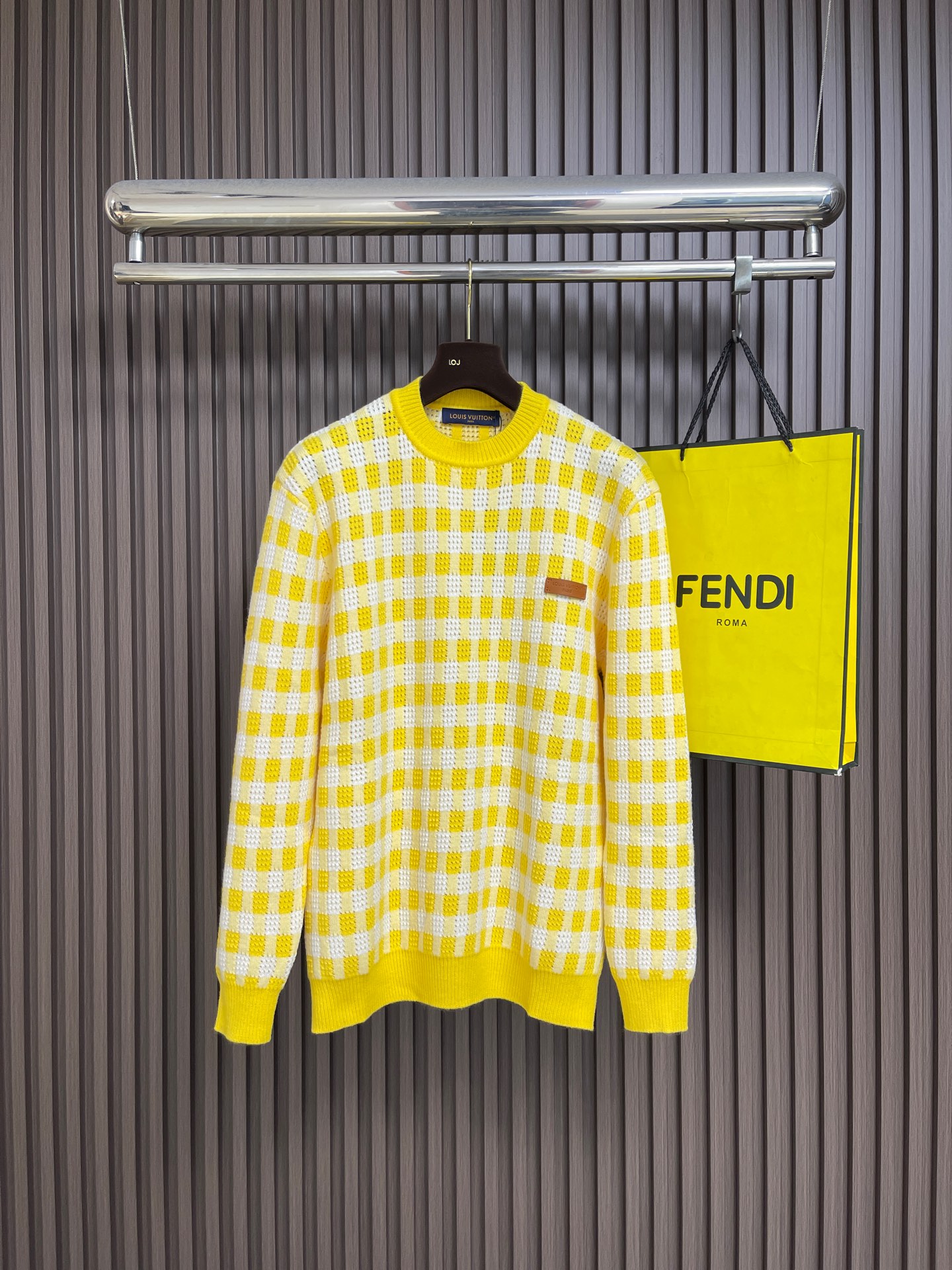 NO:945918,LV  Letter leather badge color-blocking perforated checkerboard knitted sweater. This yellow and white plaid round neck knitted sweater is made of delicate and skin-friendly wool blended yarn. It is woven in one piece using the hollow square weaving method. The grid gaps are even and transparent, taking into account the breathability and warmth properties. The yellow and white contrasting colors  The plaid arrangement is regular and symmetrical, the color dyeing and fixation are stable, and it is not easy to yellow and fade after long-term wear. The round neck, cuffs and hem are edged with high-density ribs of the same color, which has sufficient elasticity and is not easy to loosen and deform after repeated stretching. The reinforced hemming inside the collar is neatly routed. The left side of the body is seamed  Made of genuine leather with small leather labels, the cutting is smooth, and the stitching is strong and not easy to fall off. The overall body is made of four-flat knitted base, and the seams of the cuts are made using a seamless embedded clip process. The inside is smooth and does not irritate the skin. The dropped shoulders are loose and can accommodate all kinds of body shapes. The ready-made garments are washed, softened and shaped.  , removes the hard feeling of weaving, feels soft and fluffy, fresh and bright plaid color matching with fine knitting technology, suitable for daily commuting and casual wear, fine workmanship and durable, not easy to snag and pill. The overall routing is straight and delicate, the fabric is comfortable and soft, and the color is consistent without color difference.  Can be matched with the same style to create a fashionable look, to suit various occasions, customized accessories, complete with three standards!  Size S-M-L-XL Size S Bust 108 Shoulder width 44 Length 68 Sleeve length 63 Size M Bust 112 Shoulder width 46 Length 70 Sleeve length 64 L size Bust 116 Shoulder width 48 Length 72 Sleeve length 6519860909LV 字母皮革徽章拼色穿孔棋格针织毛衣,这款黄白格纹圆领针织毛衣选用细腻亲肤羊毛混纺纱线,采用镂空方格织法一体成型织造,网格空隙均匀通透,兼顾透气效果与保暖属性,黄白撞色格纹排布规整对称,色彩染固色稳定,久穿不易发黄褪色.圆领、袖口与下摆采用同色系高密罗纹收边,弹性充足,反复拉伸不易松弛变形,领口内部加固包边走线工整平整.衣身左侧缝制真皮皮质小皮标,裁切圆滑,缝线牢固不易脱落.整体衣身采用四平针织基底,裁片接缝使用无痕埋夹工艺,内里顺滑不刺肤,落肩宽松版型包容各类身形,成衣经过水洗软化定型处理,去除织造硬感,手感软糯蓬松,清新明亮的格纹配色搭配精细针织工艺,日常通勤休闲穿搭皆宜,做工细腻耐看,耐穿不易勾丝起球.整体走线平直细腻,面料舒适柔软,颜色一致无色差 能与同款搭配营造时尚造型,驾驭各种场合,定制辅料,三标齐全！尺码S-M-L-XL S码 胸围108 肩宽44 衣长68 袖长63 M码 胸围112 肩宽46 衣长70 袖长64 L码胸围116 肩宽48 衣长72 袖长65 X码胸围120 肩宽50 衣长74 袖长66,,louis vuitton,sweaters,,Men's clothing