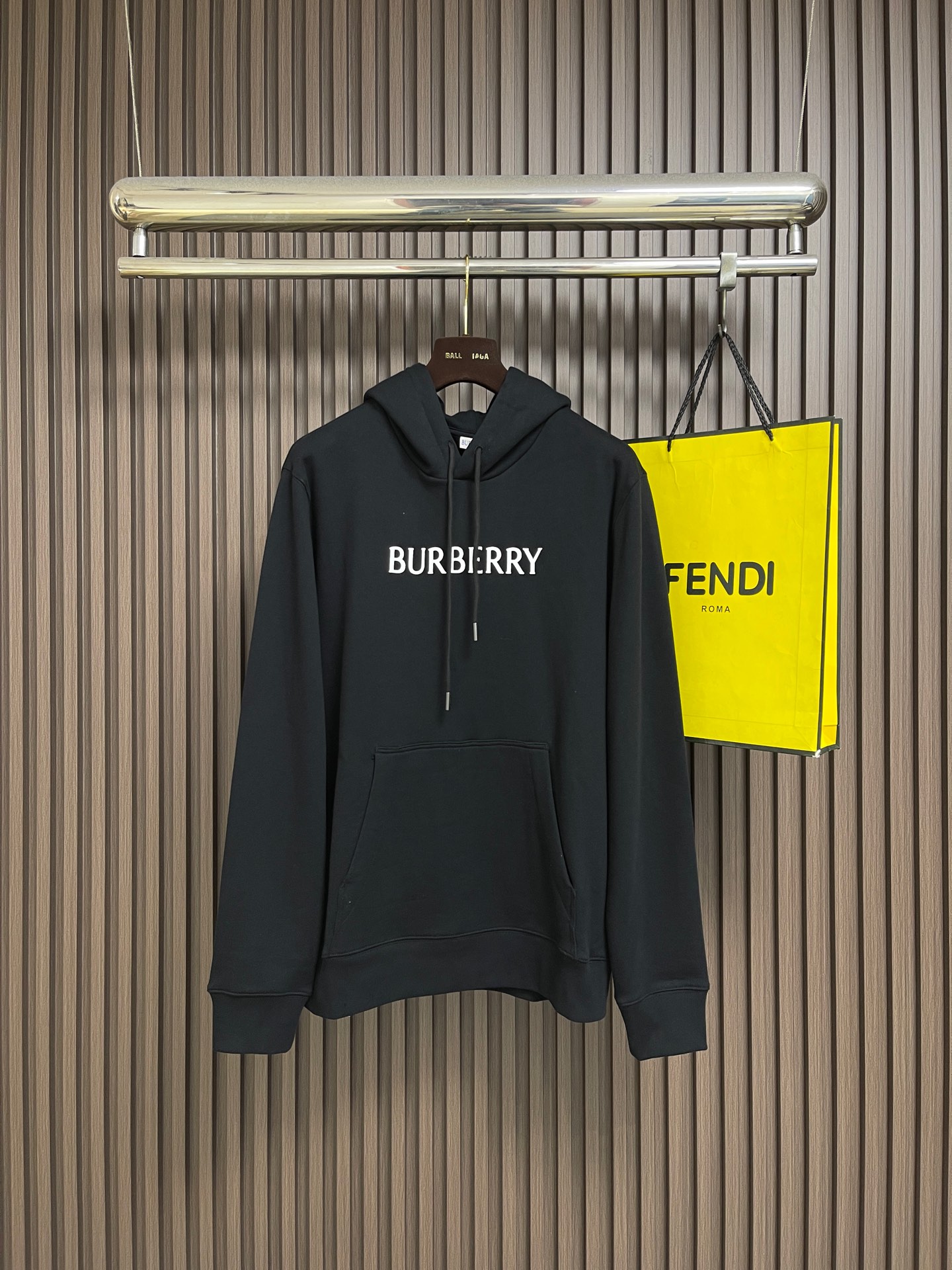 NO:945931,Burberry  Logo-printed cotton hooded sweatshirt. This BURBERRY hooded sweatshirt is made of high-weight pure cotton terry fabric. The interior is fluffy and soft, breathable and skin-friendly. The ready-made garment has been pre-shrunk, washed and shaped to effectively reduce shrinkage and pilling problems.  .The body of the hat is matched with a cotton drawstring of the same color, and the rope head is reinforced with metal edging, which makes it smooth to pull and not easy to fall off. The brand letters on the chest are made of high-fastness offset printing technology. The ink penetrates the fabric fibers and will not crack or fade after repeated washing. The front panel is integrated  The kangaroo pocket is double-stitched, strong and durable, and the cuffs and hem are made of high-density elastic ribs, which are not easy to loosen and deform after repeated stretching. All seams of the body are made of double-thread overlocking technology, with even and fine stitching. The loose and slightly dropped shoulders are tailored to suit all body shapes. All excess threads are cleaned up, and the workmanship is simple and elegant. It can be worn for daily commuting and travel. Gentle hand washing can maintain the complete texture of the pattern and printing for a long time. The overall wiring is straight and delicate, the fabric is comfortable and soft, and the color is consistent and has no color difference.  Can be matched with the same style to create a fashionable look, to suit various occasions, customized accessories, complete with three standards!  Size S-M-L-XL,,burberry,hoodie,sweatshirts,hats,19860909Burberry 徽标印花棉质连帽衫卫衣,这款BURBERRY连帽卫衣甄选高克重纯棉毛圈面料,内里蓬松柔软,透气亲肤,成衣经过预缩水洗定型,有效减少缩水、起球问题.帽身搭配同色棉质抽绳,绳头金属包边加固,抽拉顺滑不易脱线；胸前品牌字母采用高牢度胶印工艺,油墨渗透面料纤维,多次水洗不开裂、不掉色.前幅一体式袋鼠口袋双线缝制,牢固耐用,袖口与下摆采用高密弹力罗纹,反复拉伸不易松弛变形.衣身拼接处全部采用双线锁边工艺,针脚均匀细腻,宽松微落肩剪裁适配各类身形,全件清理多余线头,做工简约大气,日常通勤出行均可穿搭,轻柔手洗可长久保持版型与印花完整质感.整体走线平直细腻,面料舒适柔软,颜色一致无色差 能与同款搭配营造时尚造型,驾驭各种场合,定制辅料,三标齐全！尺码S-M-L-XL,,burberry,hoodie,sweatshirts,hats,,Men's clothing