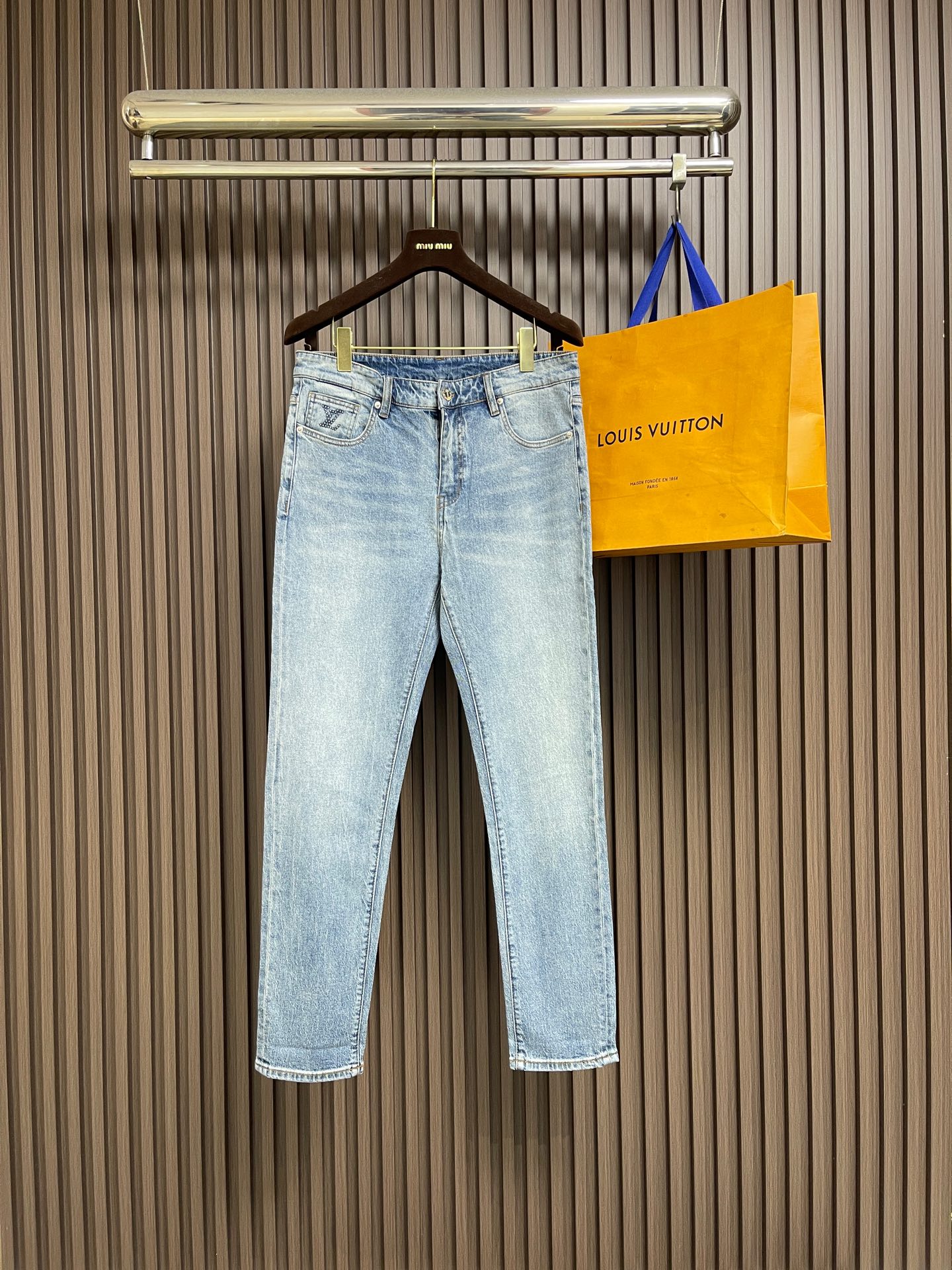 NO:946015,LV 2026ss new early spring jeans. This skateboard jeans is made of Japanese precision denim and reinterprets the classic design with craftsmanship. The back pocket is embellished with the LV logo and the waist is embellished with nubuck logo patches. It can be easily matched with various styles. Size 29-30-31-32-33-34-36-38-40,, louis vuitton,jeans,19860909LV 2026ss早春新款牛仔裤,本款滑板牛仔裤选用日本精工丹宁布,以匠艺巧思重释经典设计.后袋处以点缀 LV logo标识,腰际点缀正绒面革标识贴饰,可轻松搭配各式造型.尺码29-30-31-32-33-34-36-38-40,,louis vuitton,jeans,,Men's clothing
