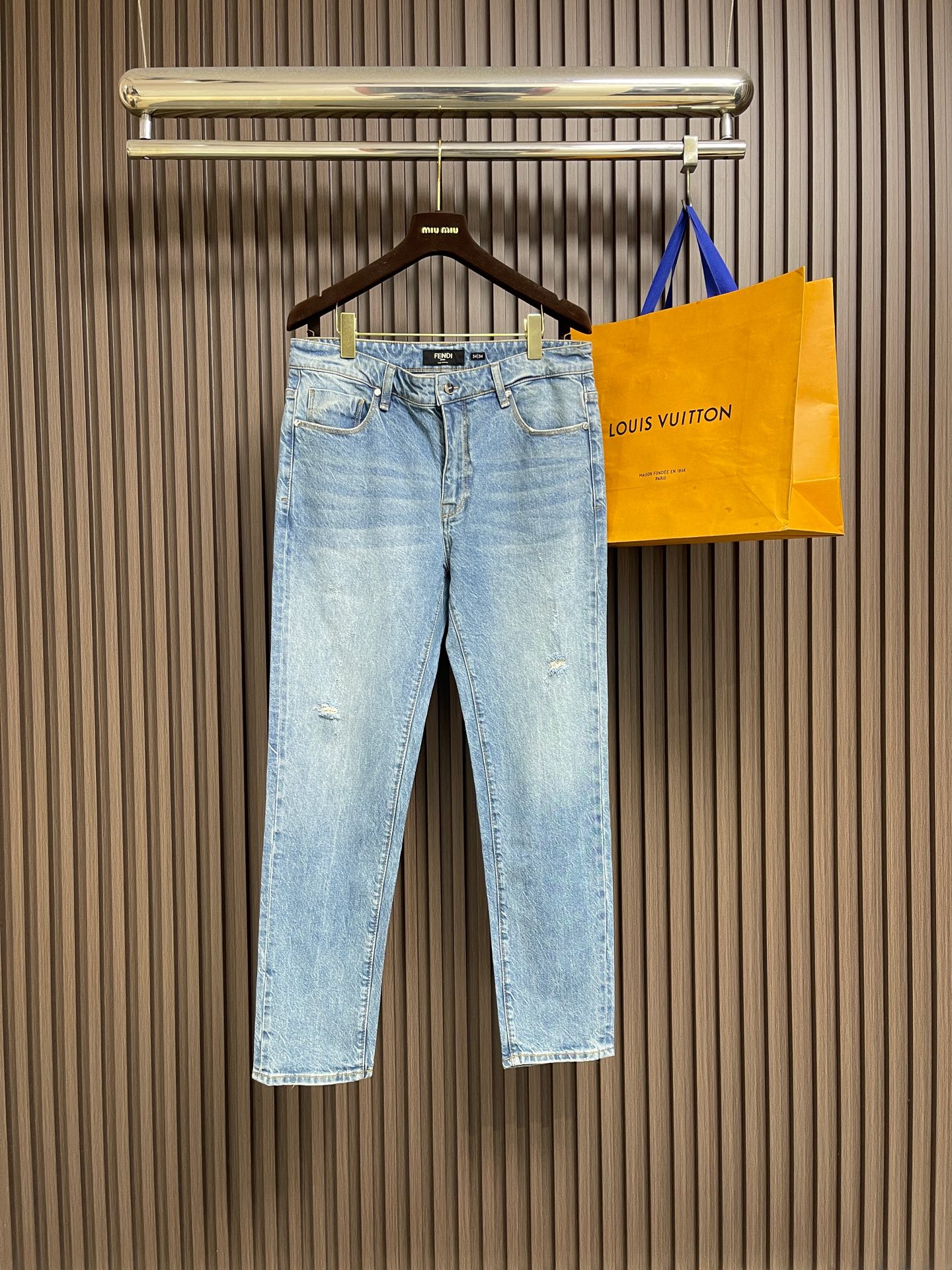 NO:945993,Fendi's new jeans, custom-made imported denim fabric, with outstanding texture. Classic five-pocket design, hardware logo design, original hardware accessories, meticulous attention to detail, and perfect production. Size 29-30-31-32-33-34-36-38-40,,fendi,jeans,19860909Fendi 新款牛仔裤,订制进口丹宁布料,质感卓然.经典五袋设计,五金logo标识设计,原厂一致五金辅料,细节做到极致,出品堪称完美.尺码29-30-31-32-33-34-36-38-40,,fendi,jeans,,Men's clothing