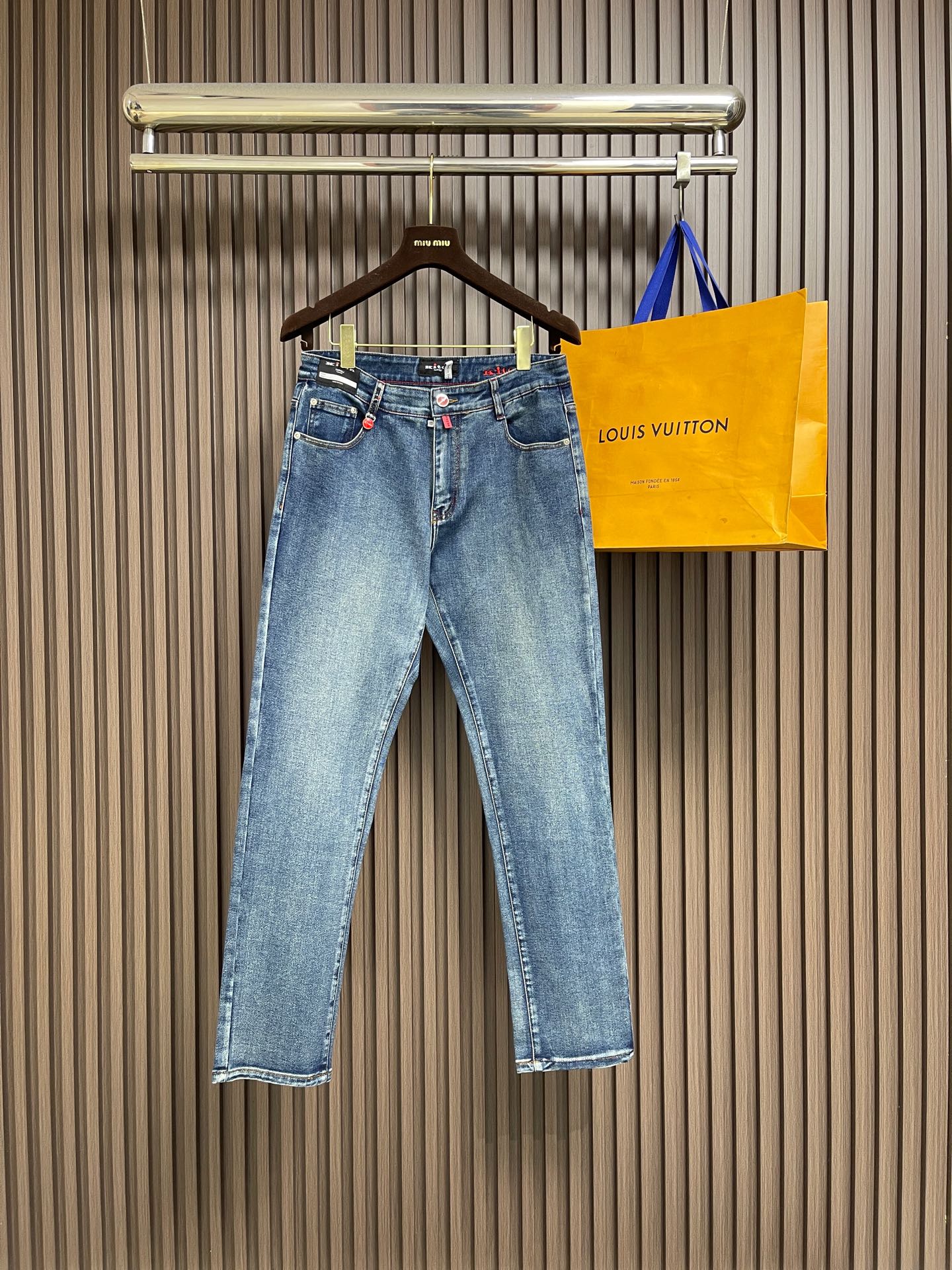 NO:950722,Kiton 2026SS spring new men's straight-leg jeans, made of cotton denim fabric with a soft texture but not sagging, feeling dry and tough. Classic iconic embossed logo, soul-like embellishment. All indicators are top-grade, naturally bringing an excellent upper body feel!  ! Size 29-30-31-32-33-34-36-38-40,,jeans,19860909Kiton 2026SS春季新款男士直筒牛仔裤,棉质牛仔面料打造质地柔软又不失筋骨,手感干爽有韧性 经典的标志性浮雕徽标,灵魂般的点缀 各项指标皆为上品,自然带来极佳的上身体感！! 尺码29-30-31-32-33-34-36-38-40,,jeans,,Men's clothing