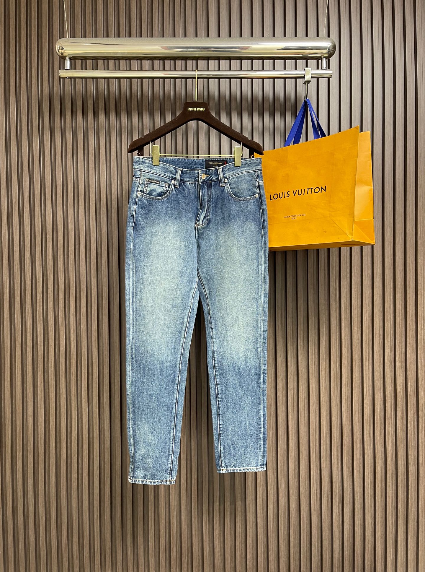NO:946027,DG 2026ss new spring and summer washed men's casual jeans, a pair of jeans with a strong sense of style. Fashion is a cycle, so this cycle is especially intensive in the denim category!  These jeans are made of imported Japanese denim denim cotton fabric, washed and whitened by heavy industry, and they look very good!  The comfort level is also unmatched. The fabric is soft, skin-friendly and elastic, and has excellent perspiration wicking and breathability. It can be worn all year round!  The back pocket is full of recognizable embroidery, as well as the matte lacquered metal button details with engraved words, showing the brand identity in a low-key and restrained way!  The classic small straight jeans cut, the upper body can modify all imperfect leg shapes, and instantly divide the identity into a golden ratio effect. It is very worthy of being included in men's wardrobe. Sizes 29-30-31-32-33-34-36-38-40,,jeans,gold,19860909DG 2026ss春夏新品水洗男士休闲牛仔裤,腔调感极强的一款牛仔裤,都是时尚是个轮回,那么于牛仔类别而言这样的轮回尤其密集！该牛仔裤采用客供进口日制丹宁牛仔棉布制成,重工水洗磨白,颜值度超级高！舒适度方面同样也不安下风,面料柔软亲肤有弹力,同时兼顾出色的排汗透气性,可兼顾一年四季穿着搭配！后兜充满辨识度的刺绣,以及刻有字样的哑光漆面金属纽扣细节,低调内敛的展现出品牌身份！经典小直筒牛仔裤版型剪裁,上身能够修饰所有不完美的腿型,瞬间将身份拉分成黄金比例效果,非常值得被收入男士的衣橱之中.尺码29-30-31-32-33-34-36-38-40,,jeans,gold,,Men's clothing